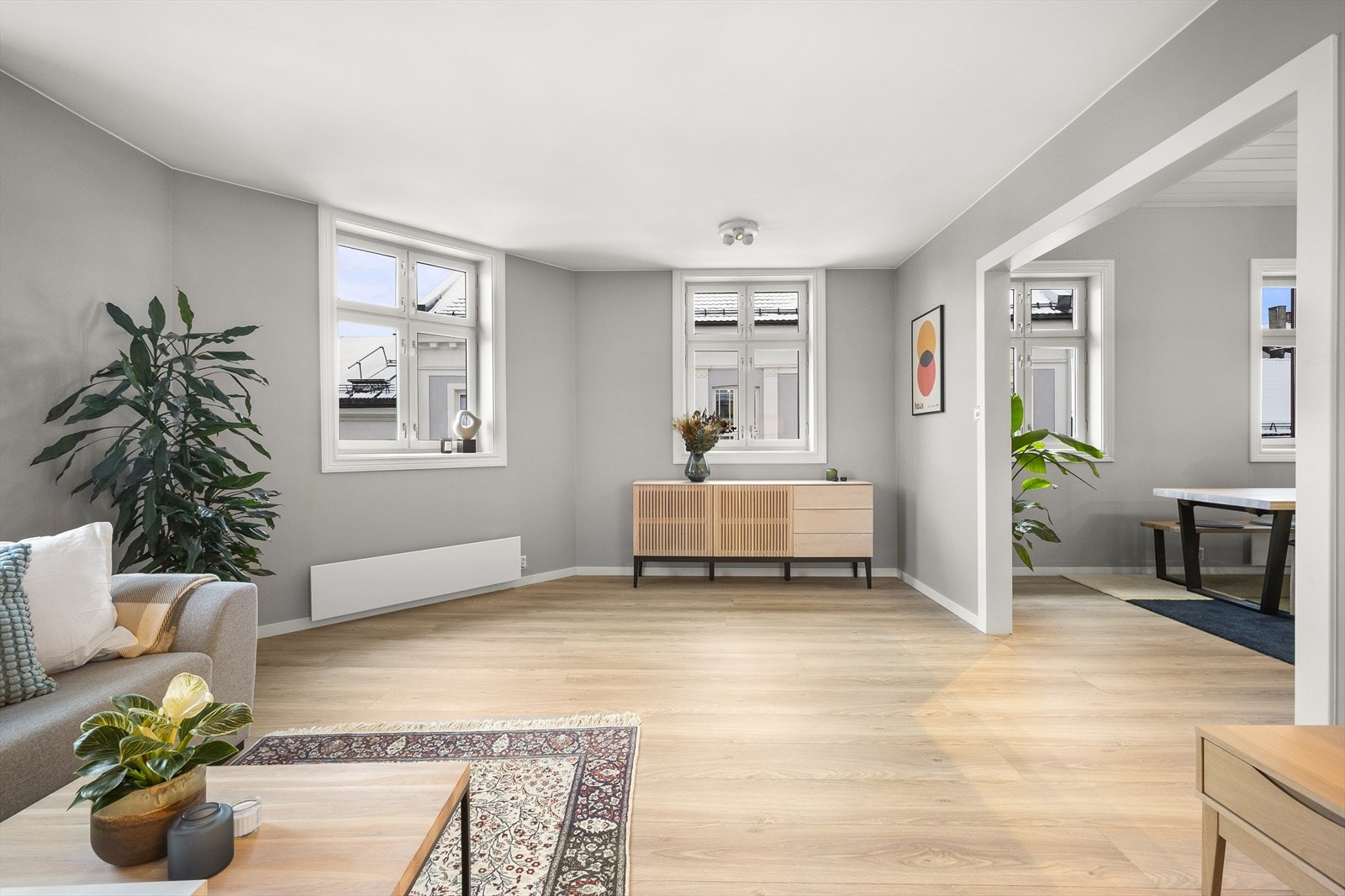 Rommet har store vindusflater, som fyller stuen med dagslys fra flere retninger. Galleribilde