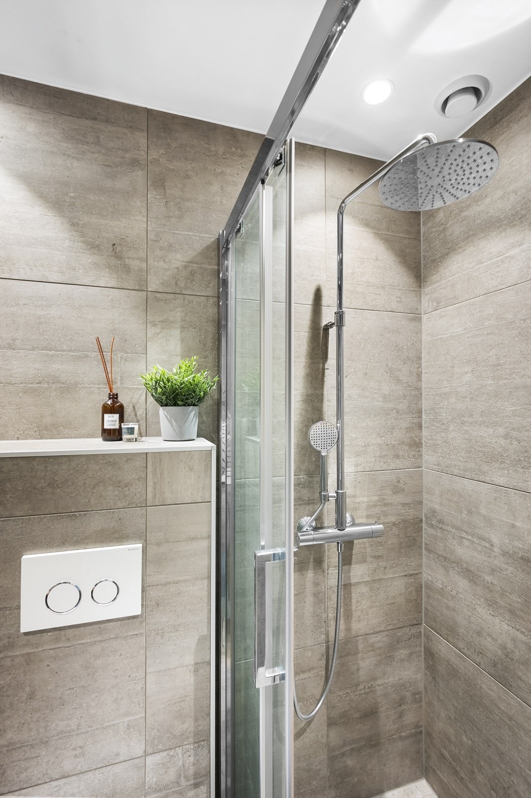 Romslig dusj med behagelig regnfallsarmatur. Galleribilde