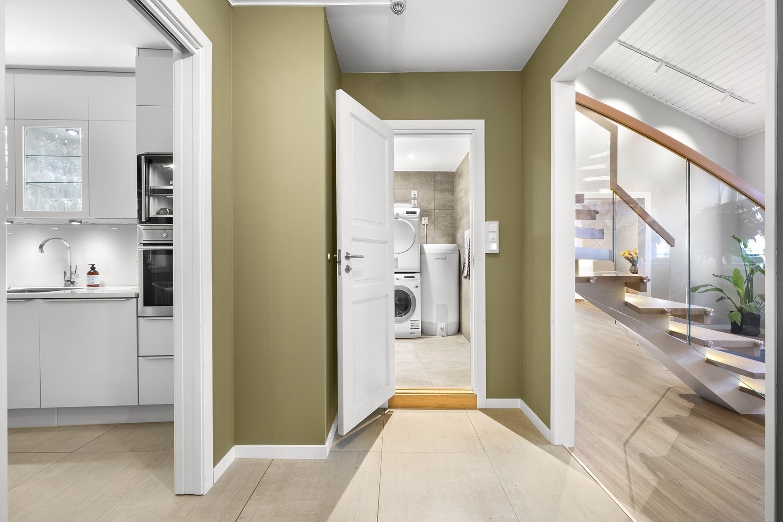 Retning entré mot bad. Galleribilde