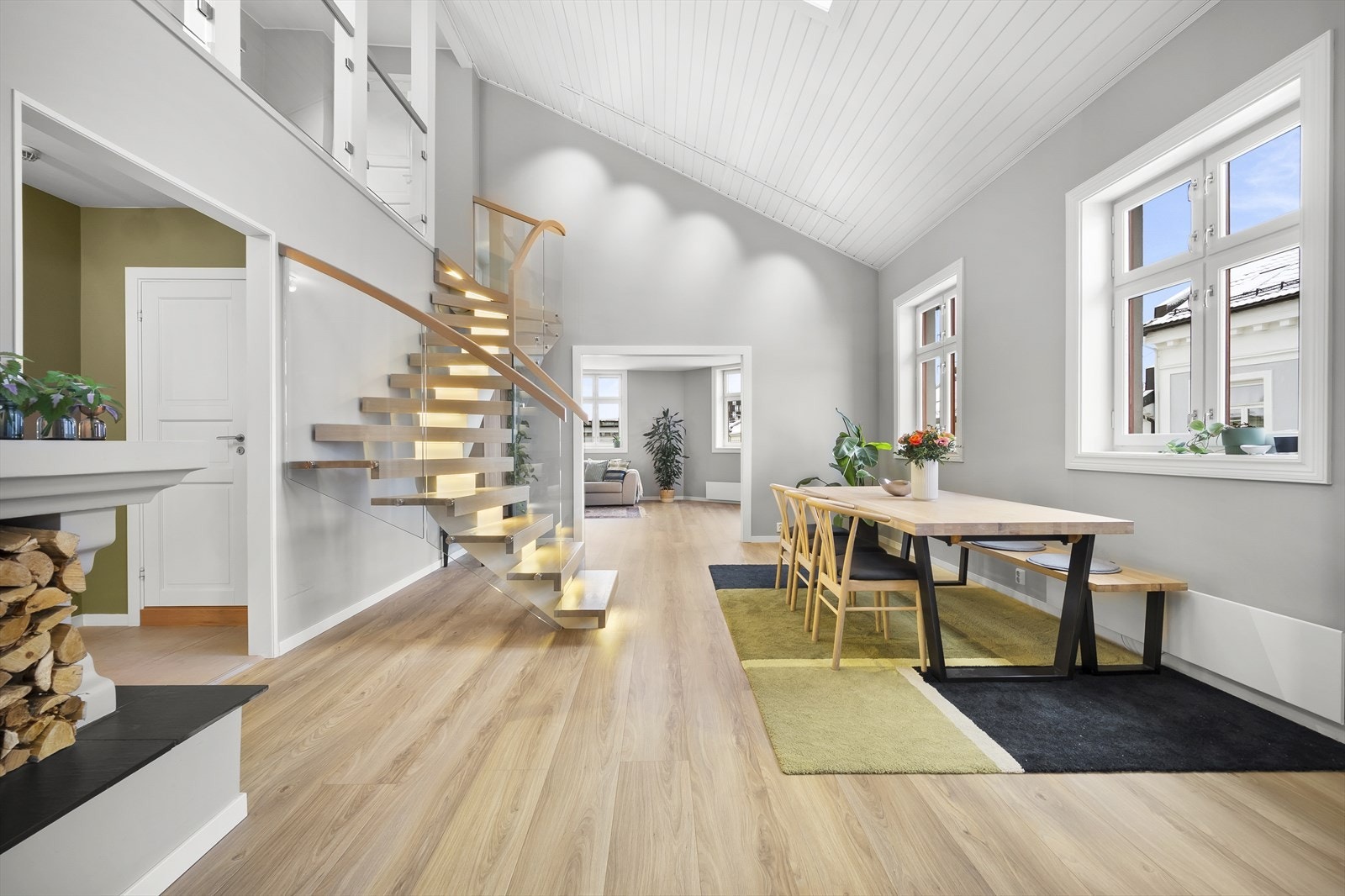 Spisestuen er moderne og elegant med et nordisk preg som fremhever enkelhet og funksjonalitet. Galleribilde