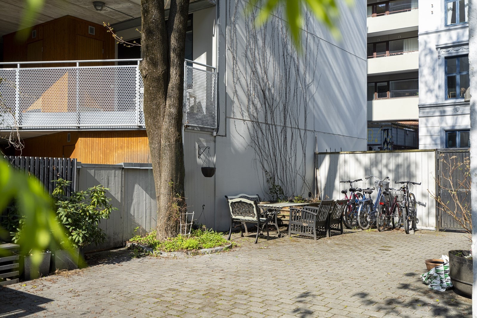 Felles sykkelstativ for beboerne i Bjerregaards gate 8. Galleribilde