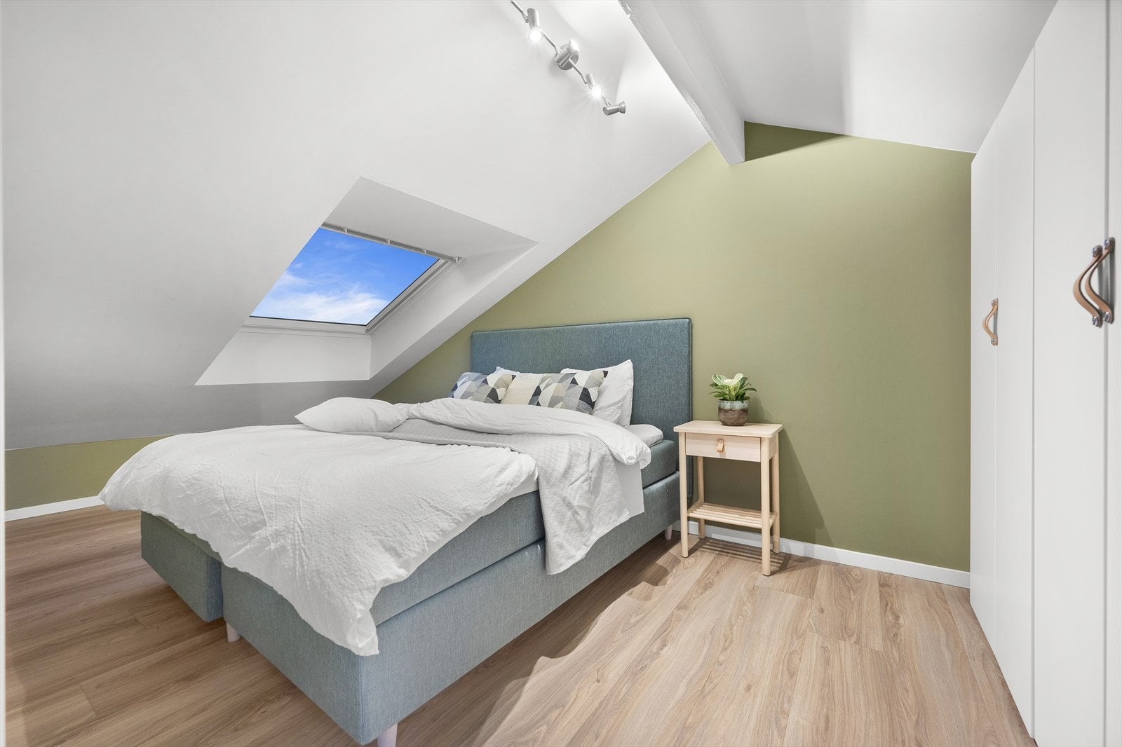 Hovedsoverommet er av fin størrelse med plass til dobbeltseng og nattbord. Galleribilde