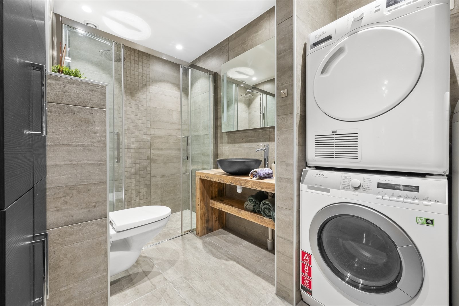 Opplegg for vaskemaskin og tørketrommel. Behagelig varme i gulv. Galleribilde