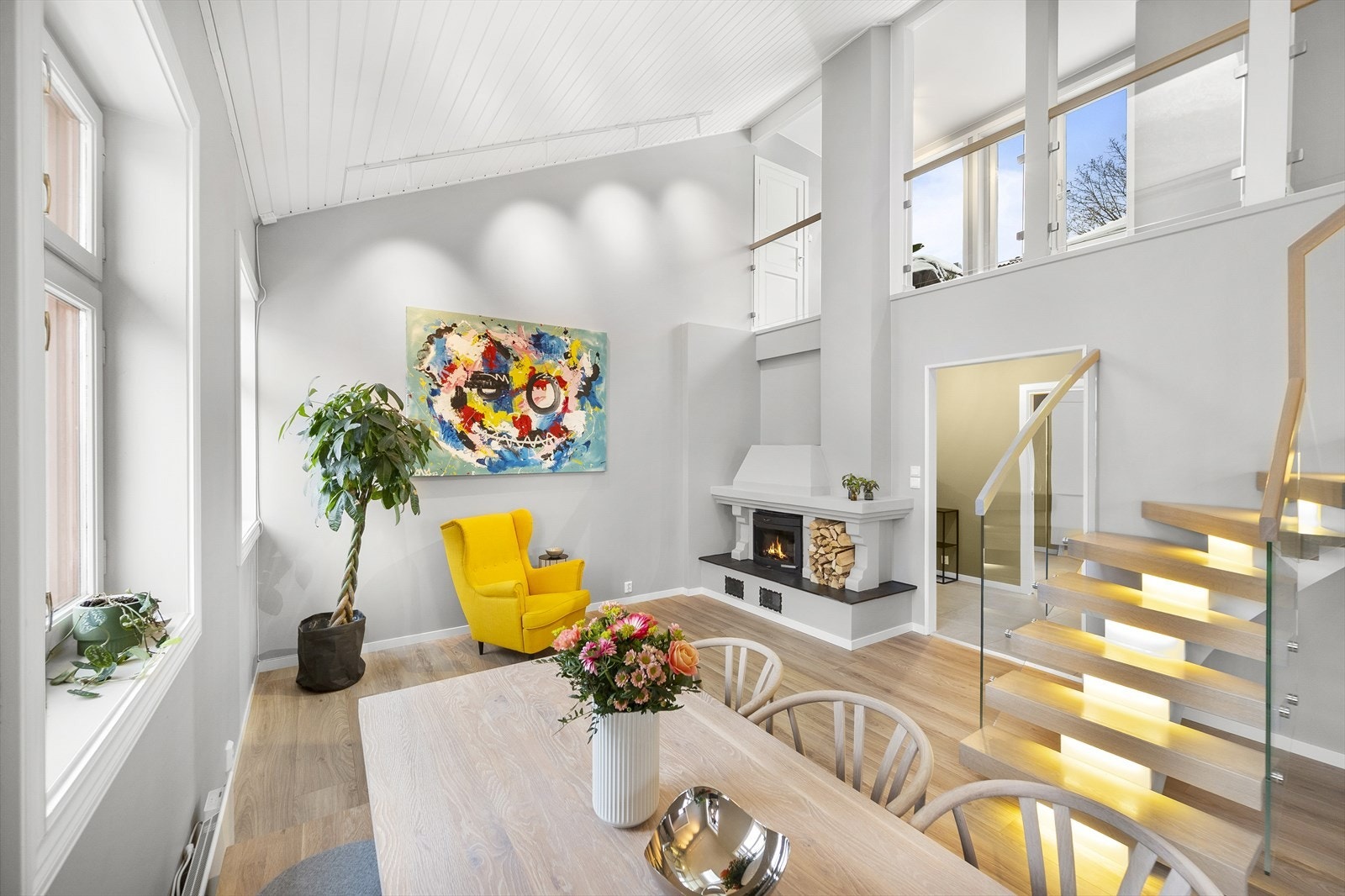 Vindusflatene både fra 4.etasje, men også fra 5.etasje, slipper rikelig inn med naturlig lys. Galleribilde