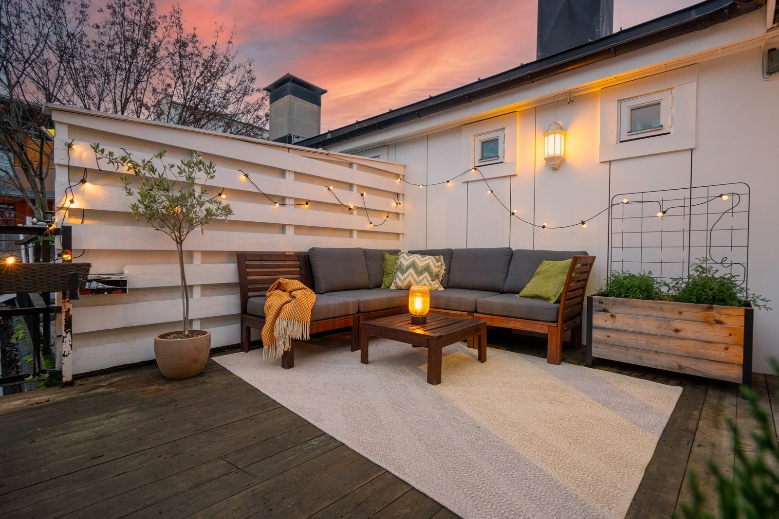 Terrassen fremstår som et fredelig fristed i rolige omgivelser. Galleribilde