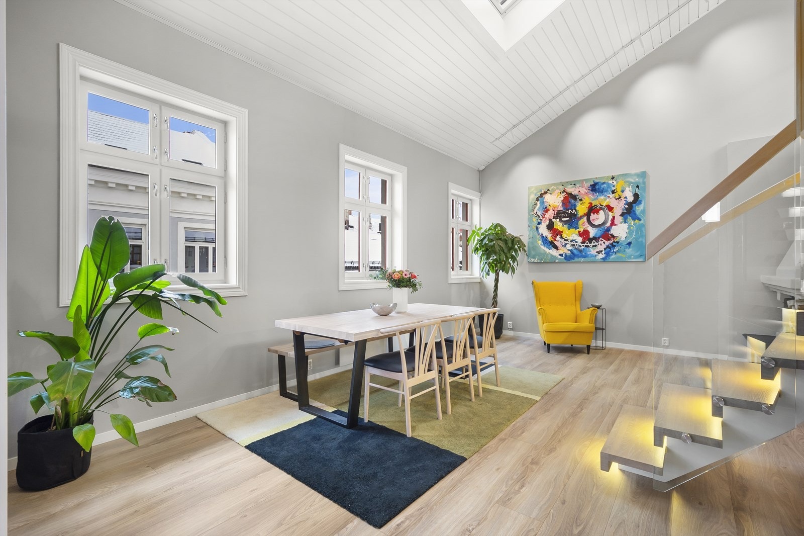 Flott og romslig spisestue med plass til spisebordsgruppe. Passer utmerket for familiemiddager og større selskap. Galleribilde