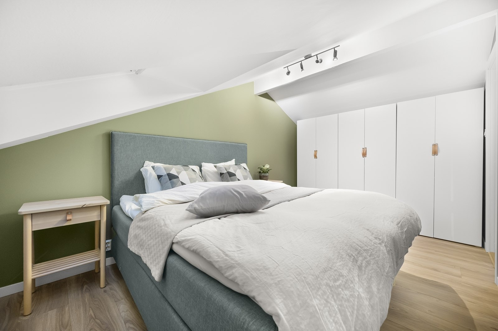 Praktisk garderobeskap med fin oppbevaringsplass. Galleribilde