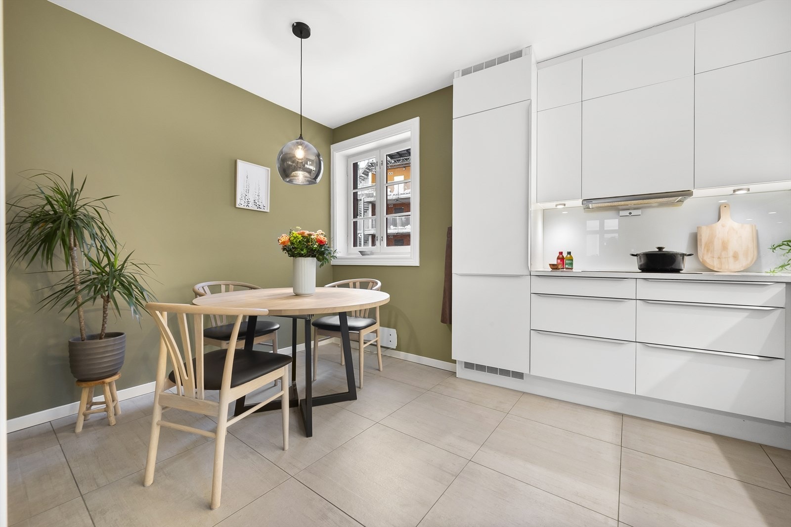 Videre er det plass til et mindre spisebord. Galleribilde