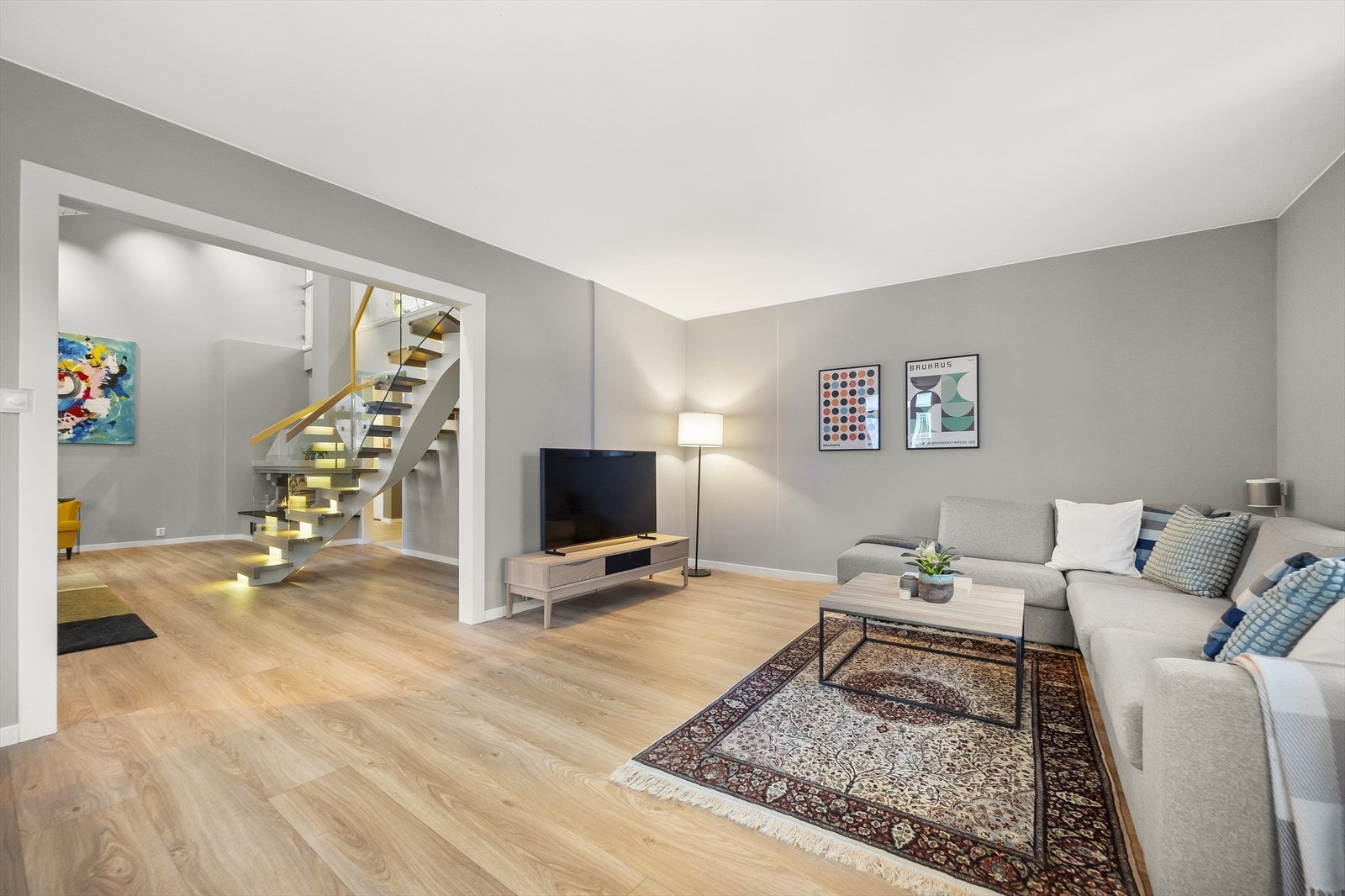 Lys og luftig hjørnestue, med fin tilknytning til spisestuen. Galleribilde