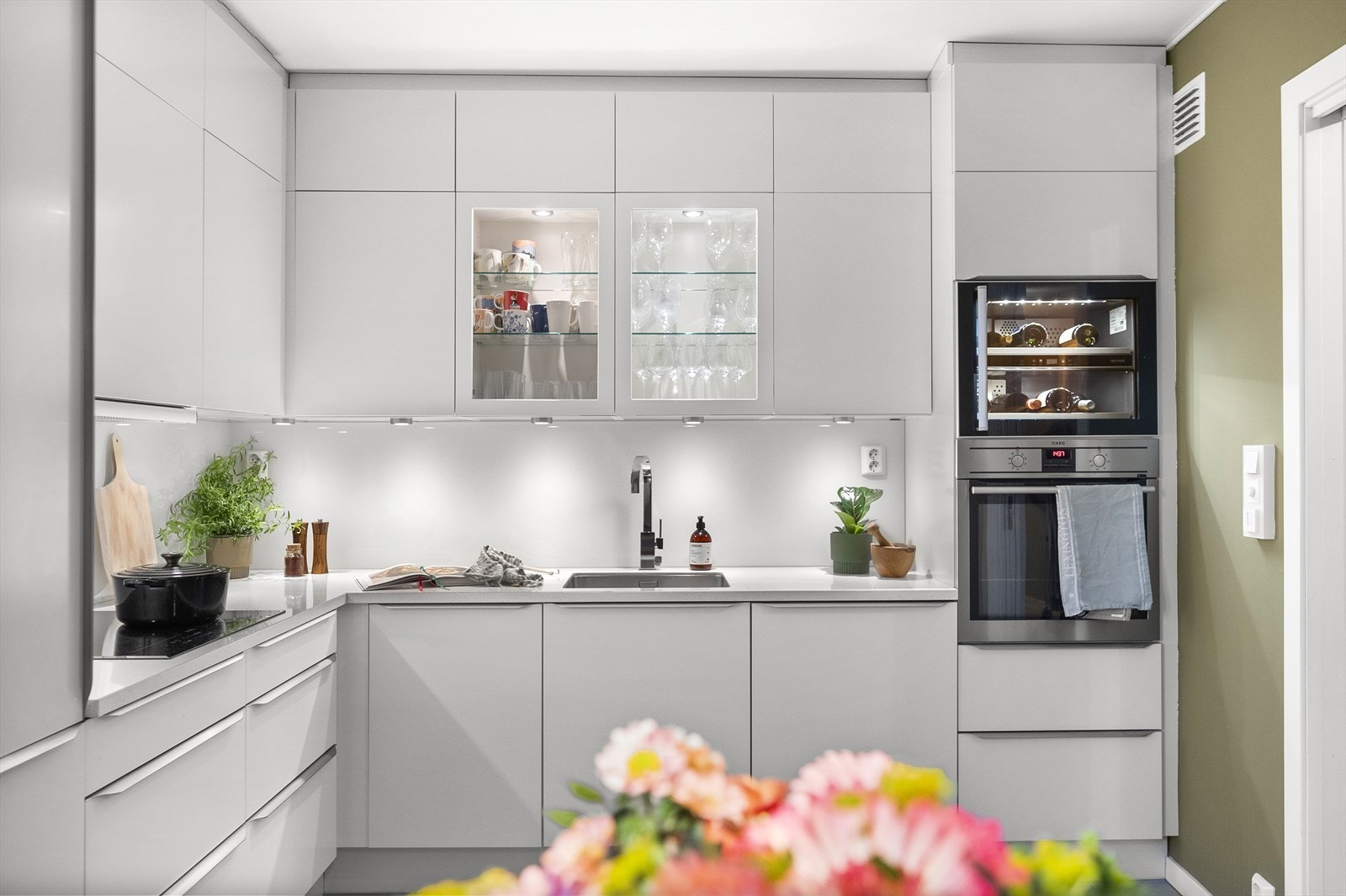 Integrert platetopp, stekeovn, oppvaskmaskin, vinskap og kjøl/fryseskap. Galleribilde