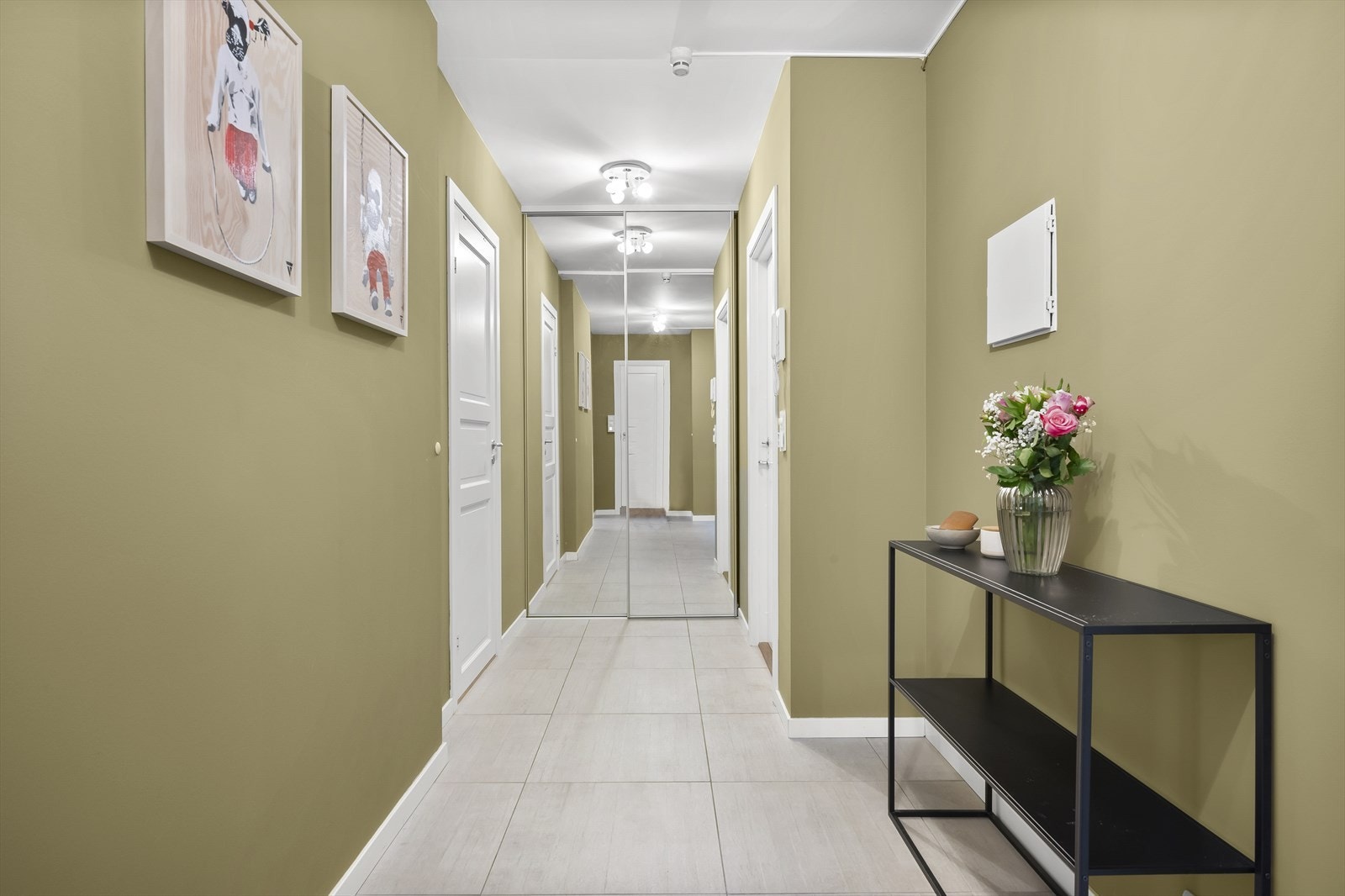 Muligheter for oppbevaring av sko og yttertøy i skyvedørsgarderobe. Galleribilde