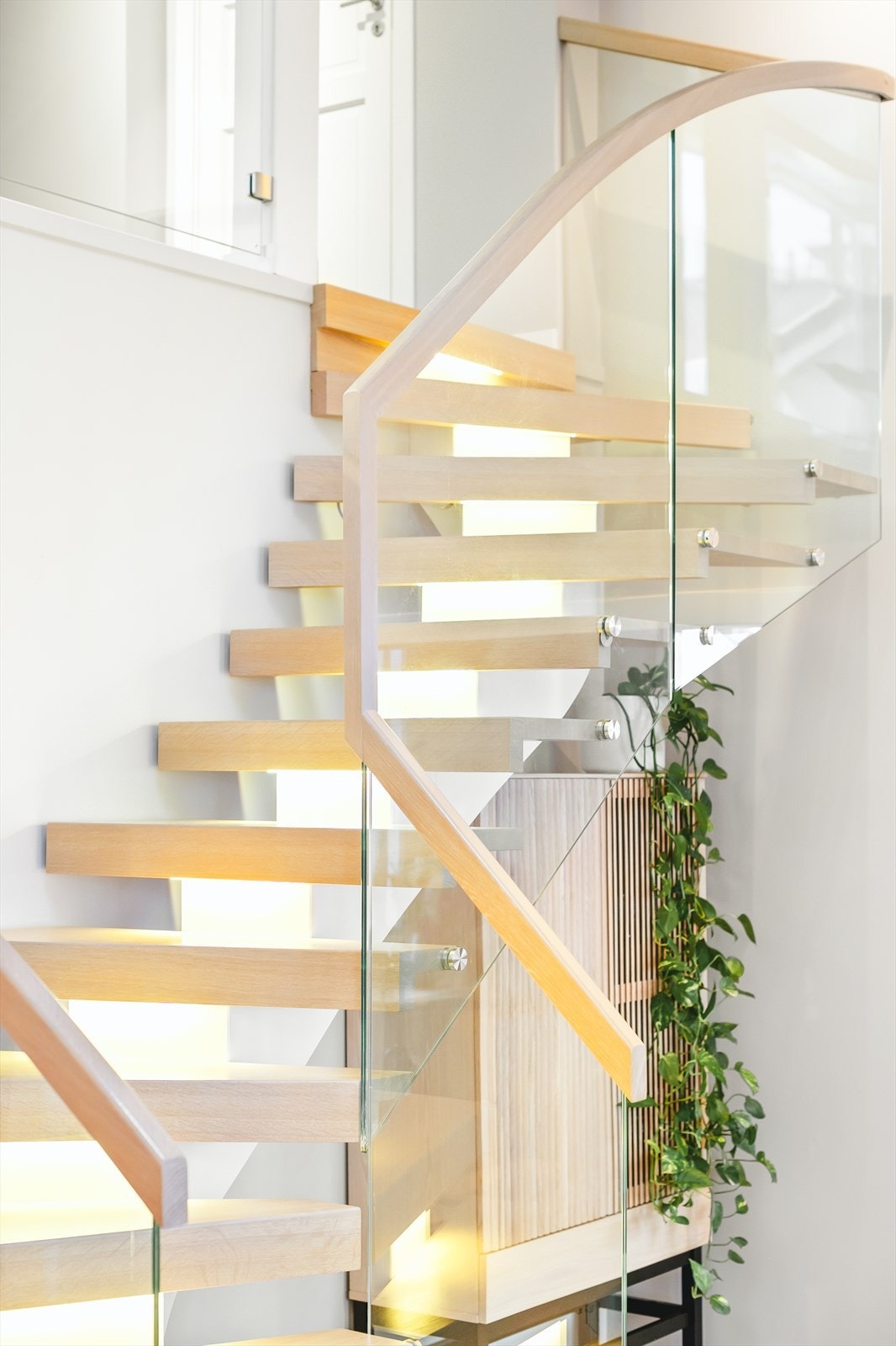 Meget pen designtrapp i stål fra 2015 med eiketrinn. Rekkverk i glass og håndløper i eik. Galleribilde