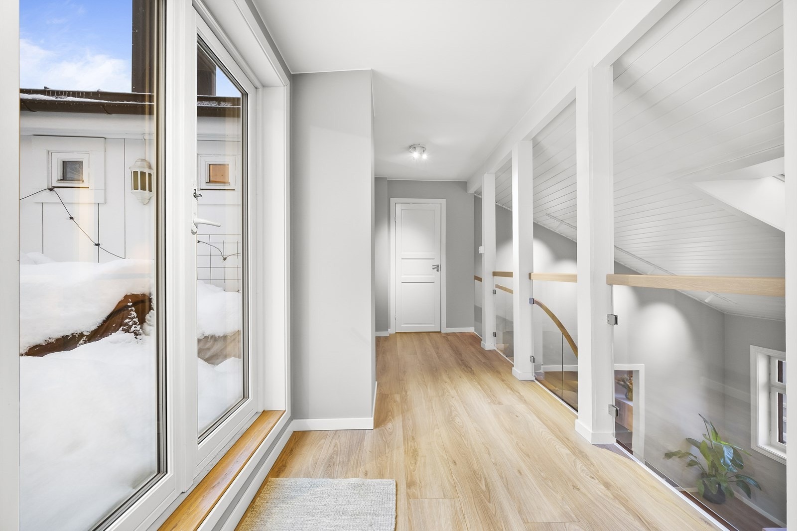 Fra mellomgangen er det utgang til en fantastisk terrasse. Galleribilde