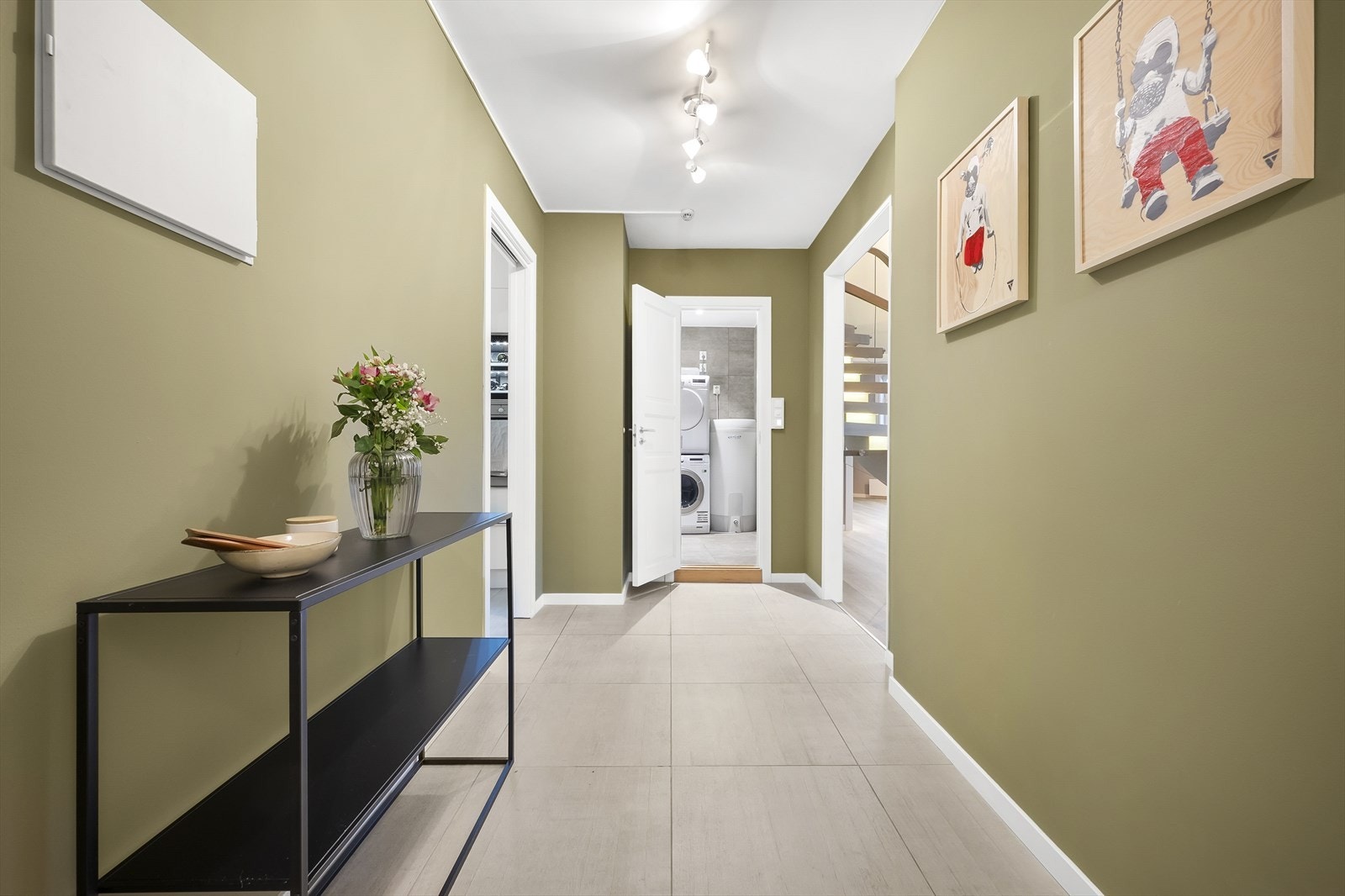 I leiligheten møtes du av en lys og hyggelig entré som gir et godt førsteinntrykk av boligen. Galleribilde