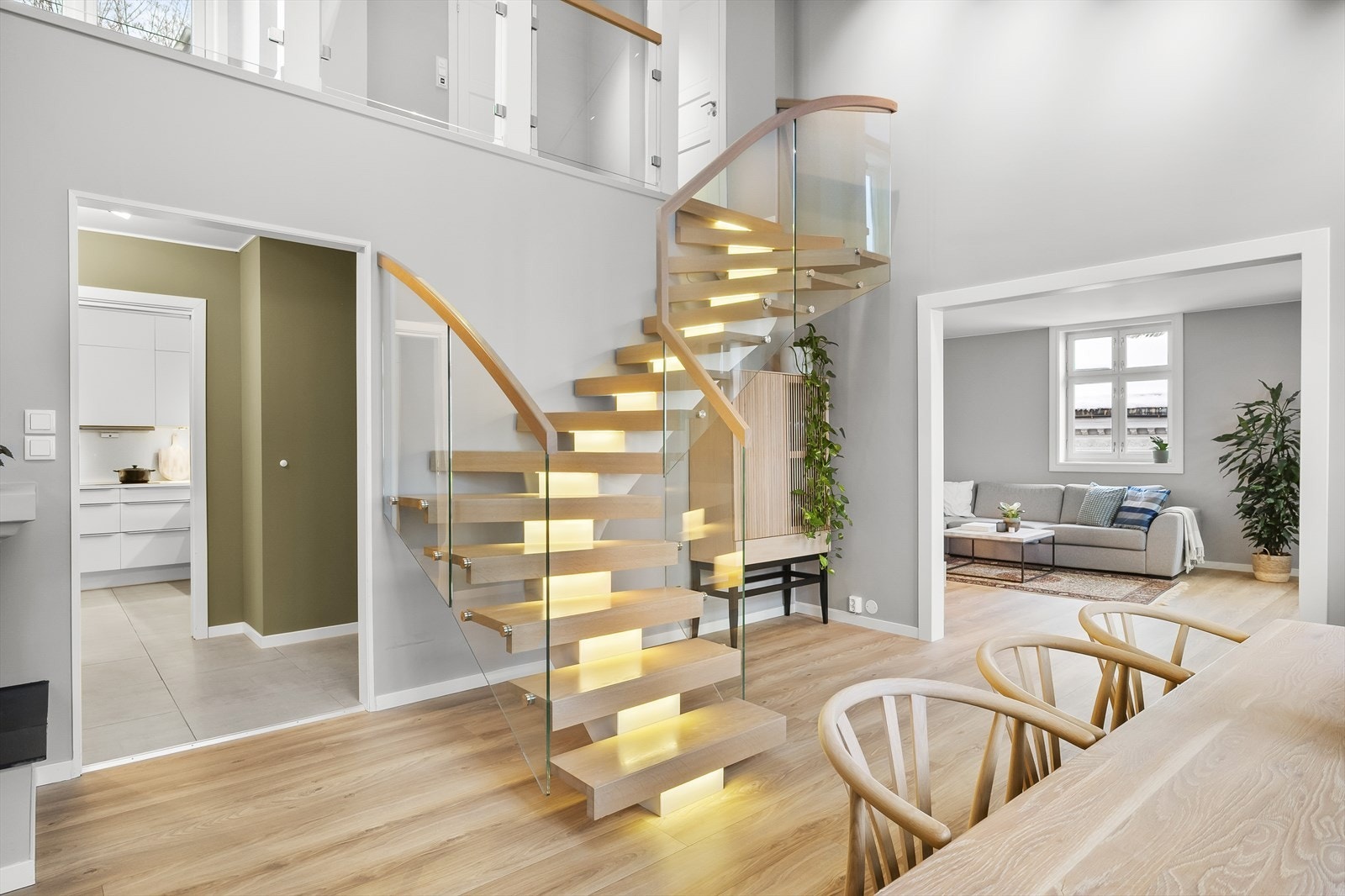 Trappen er utstyrt med belysning under hvert trinn, som gir et varmt og stemningsskapende lys. Dette fremhever trappens detaljer og tilfører en ekstra dimensjon til designet. Galleribilde