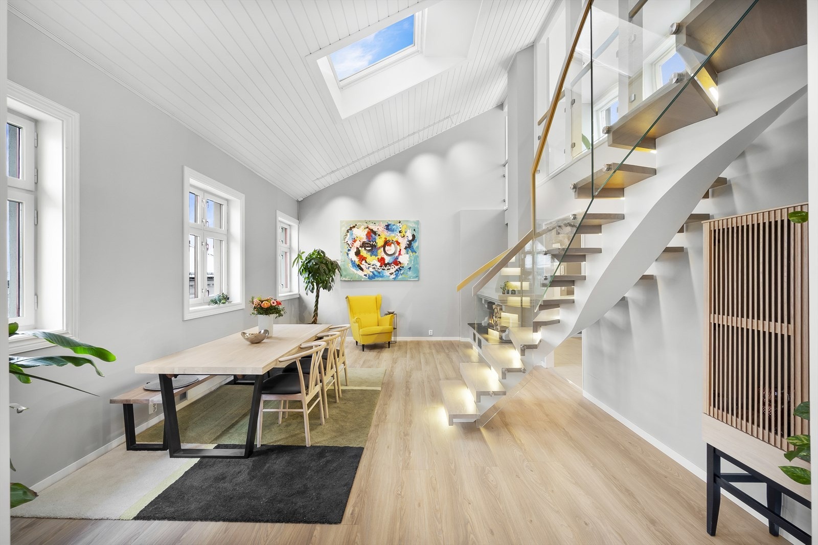 Denne spisestuen kombinerer imponerende takhøyde (ca. 5m), naturlige materialer, og nøye utvalgte detaljer for å skape et rom som er både funksjonelt og estetisk tiltalende. Galleribilde