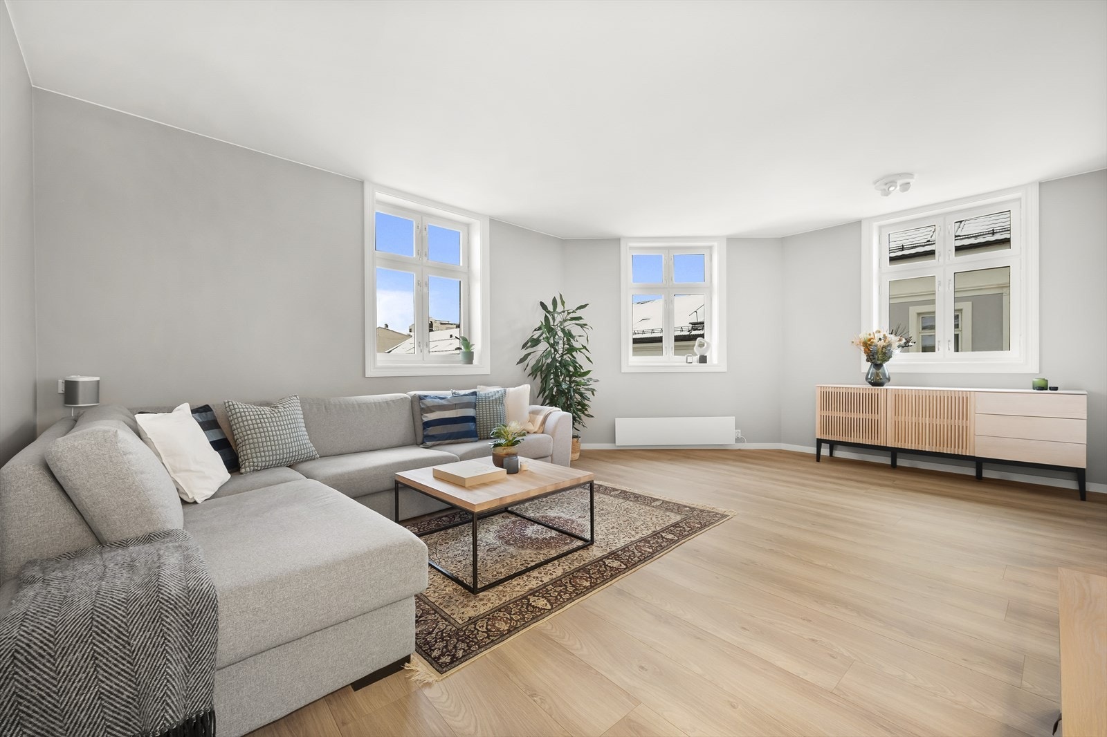 Stuen er romslig og enkel å møblere med sine ulike soner. Galleribilde