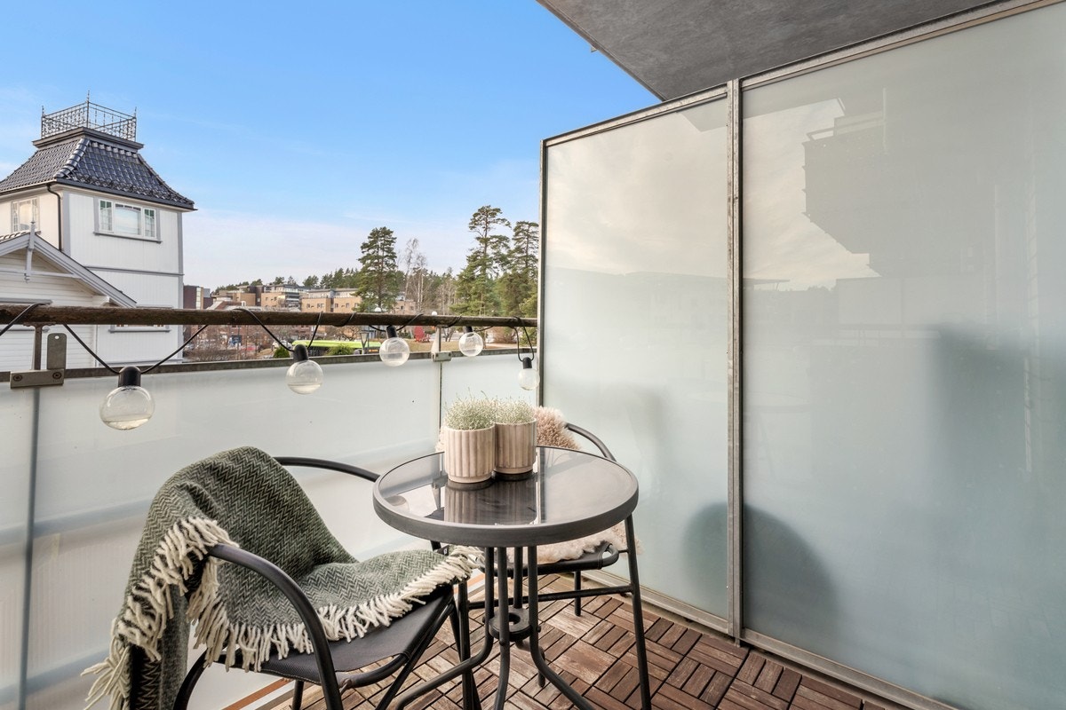 Balkongen er på ca. 3 kvm og har godt med sol. Balkongen er sydøst-vendt. Galleribilde