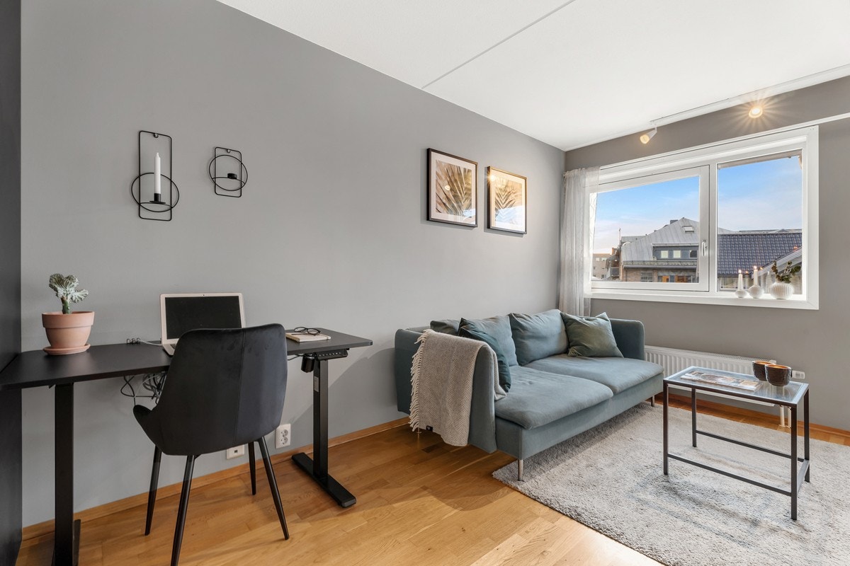 Stuen er stor og livlig med flere møblerings muligheter. Galleribilde