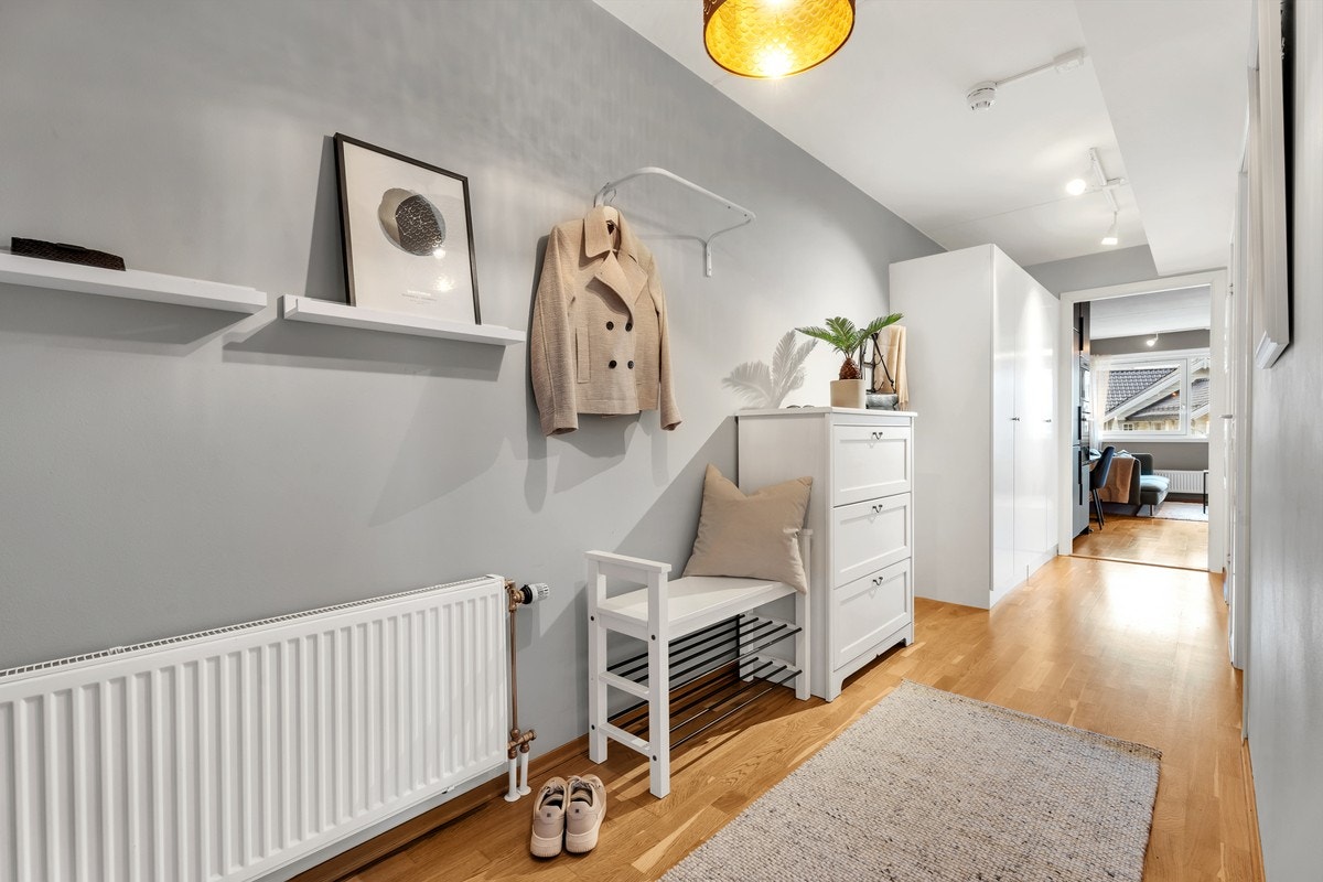 Leiligheten er oppvarmet via vannbåren varme til radiatorer. Galleribilde