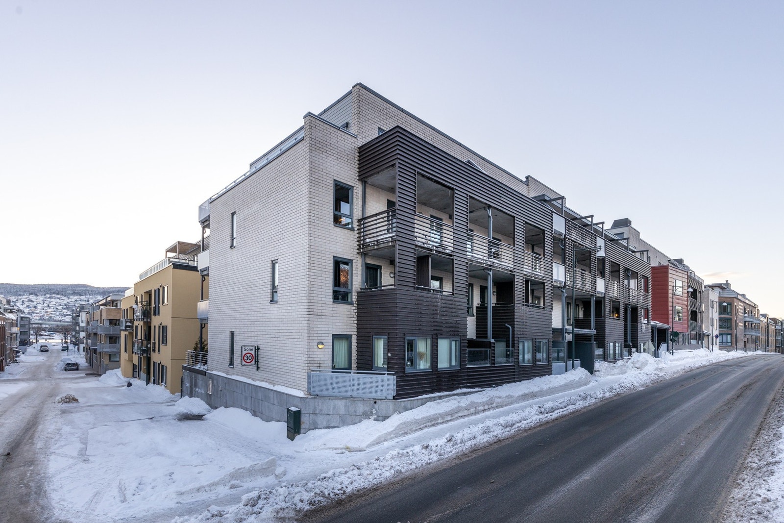 Sentralt beliggende med god standard og 4 uteplasser. Leiligheten er fordelt over to etasjer Galleribilde