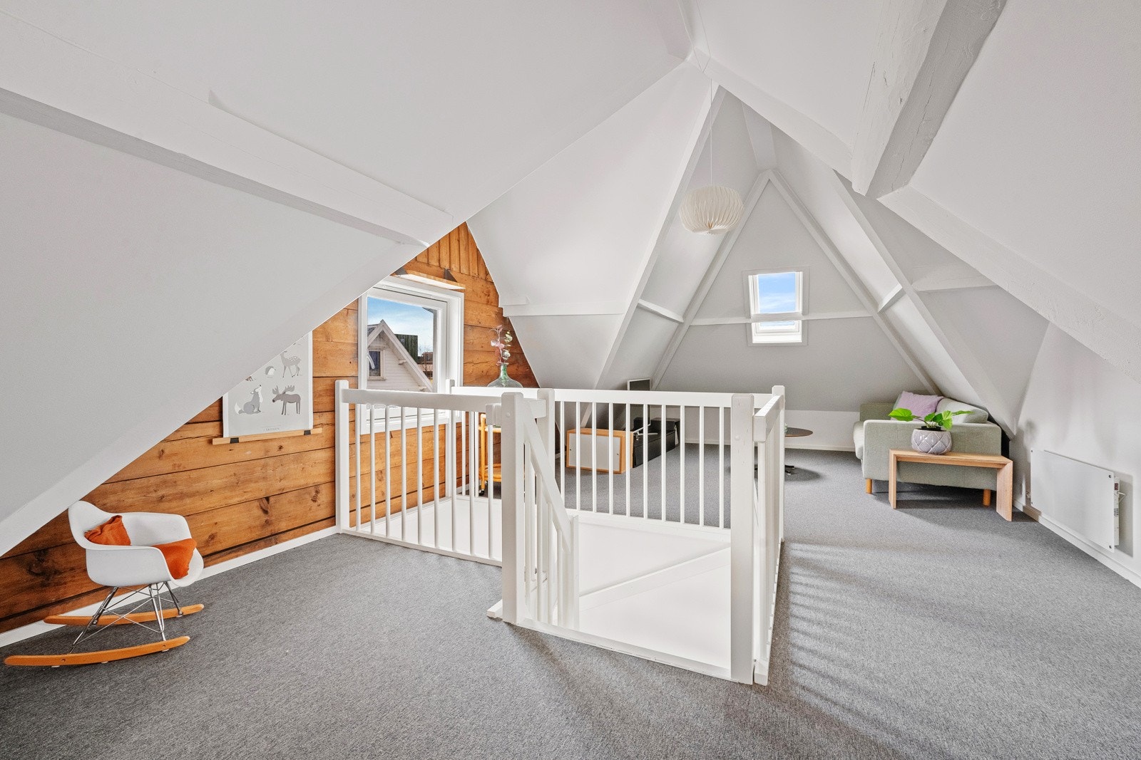 En koselig loftstue med flotte detaljer og en fantastisk utsikt mot fjellene. Galleribilde