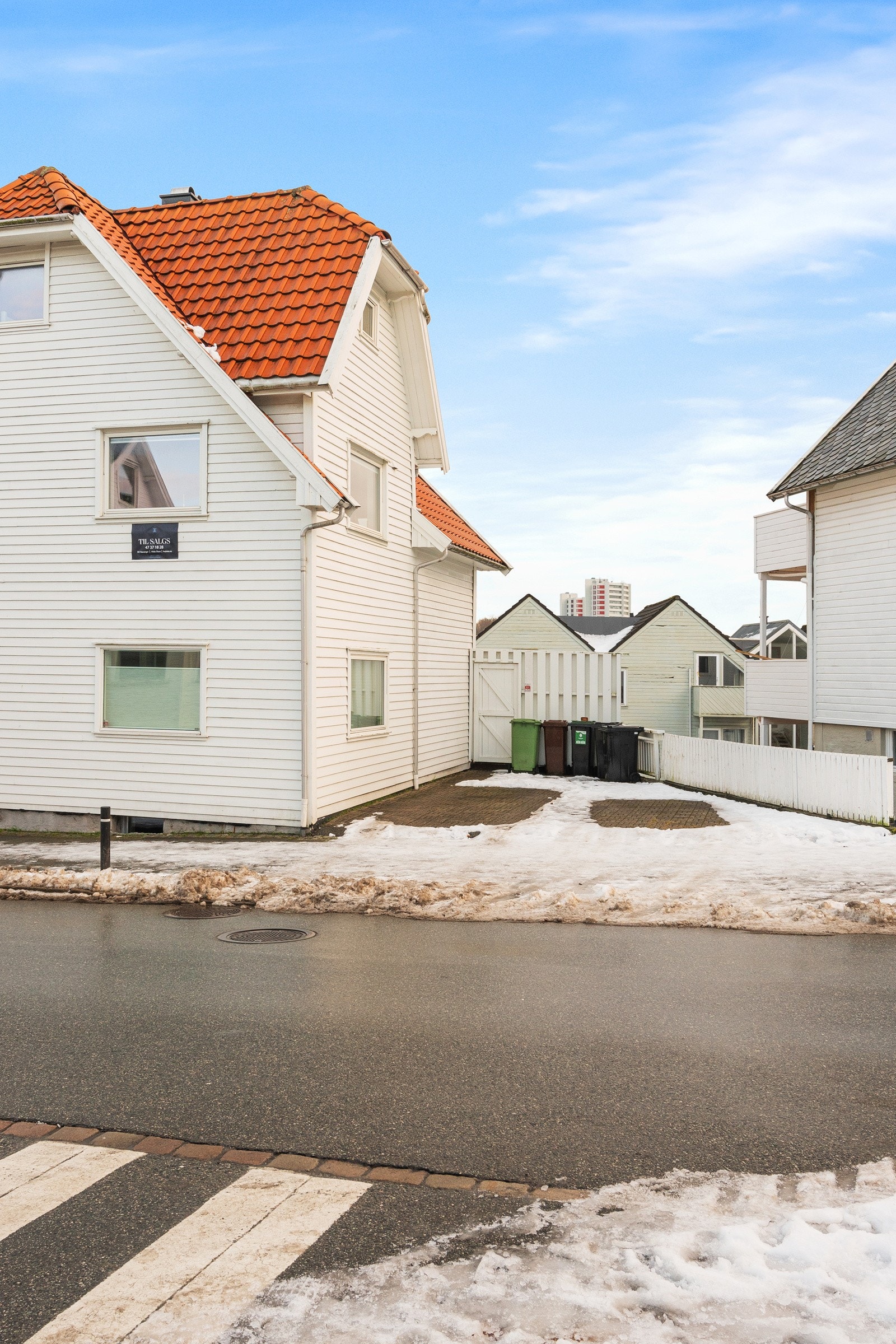 Det er fast parkering til leiligheten. Denne boenheten disponerer plassen lengs borte fra boligen. Galleribilde