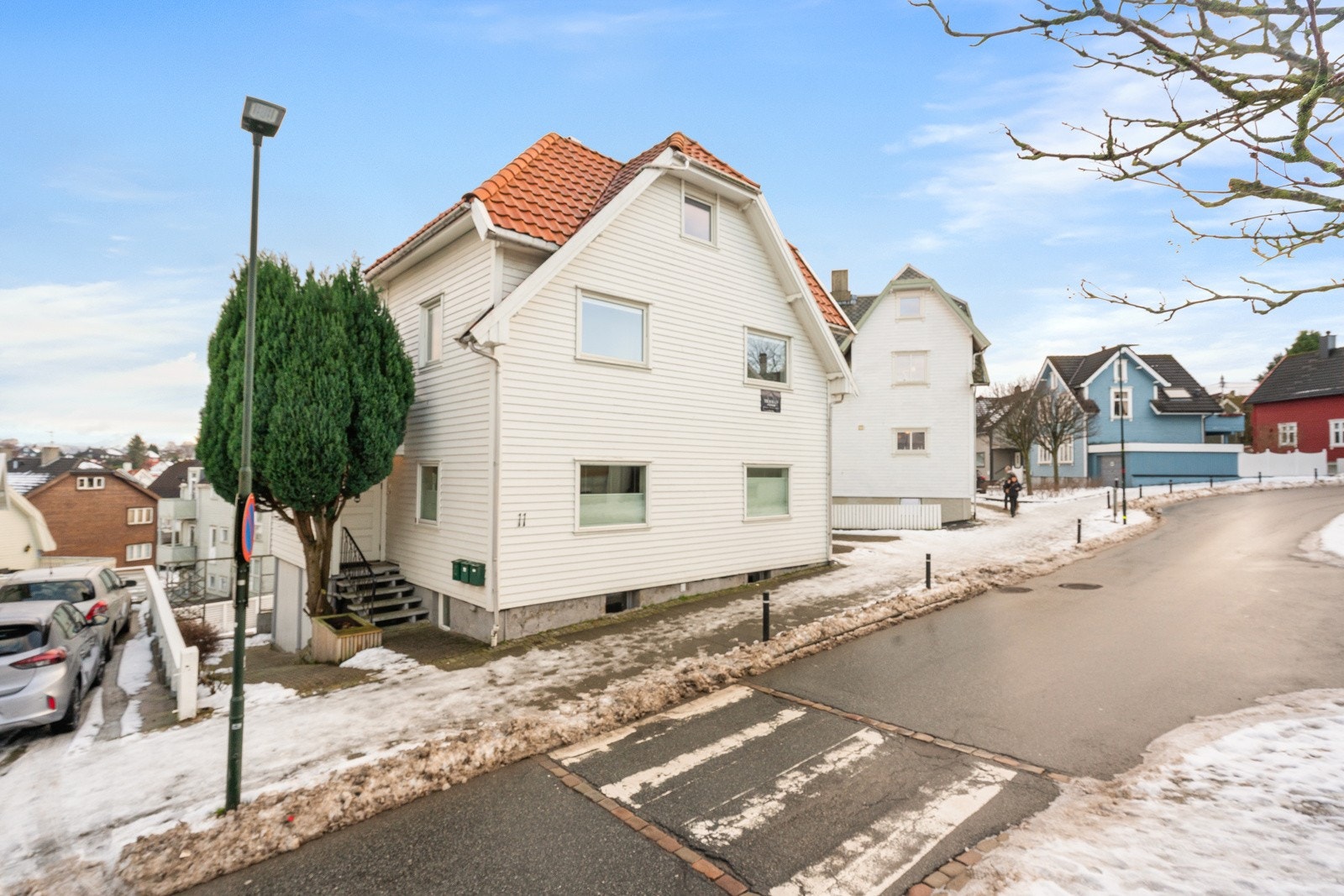 Huset har en klassisk stil med moderne oppgraderinger. Det fremstår velholdt og innbydende Galleribilde