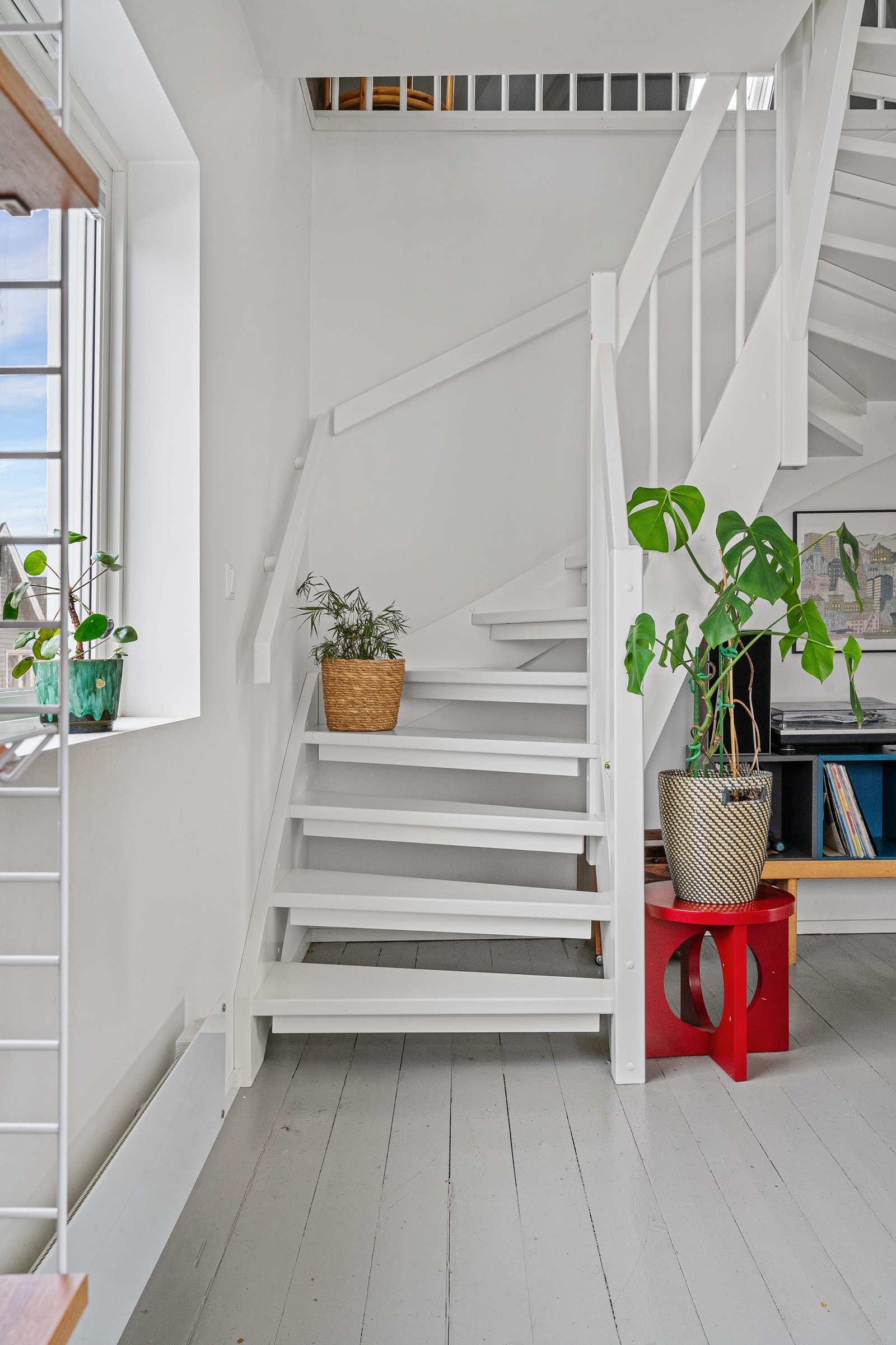 Den innvendige trappen er både stilfull og funksjonell, og binder boligen sammen på en harmonisk måte. Galleribilde