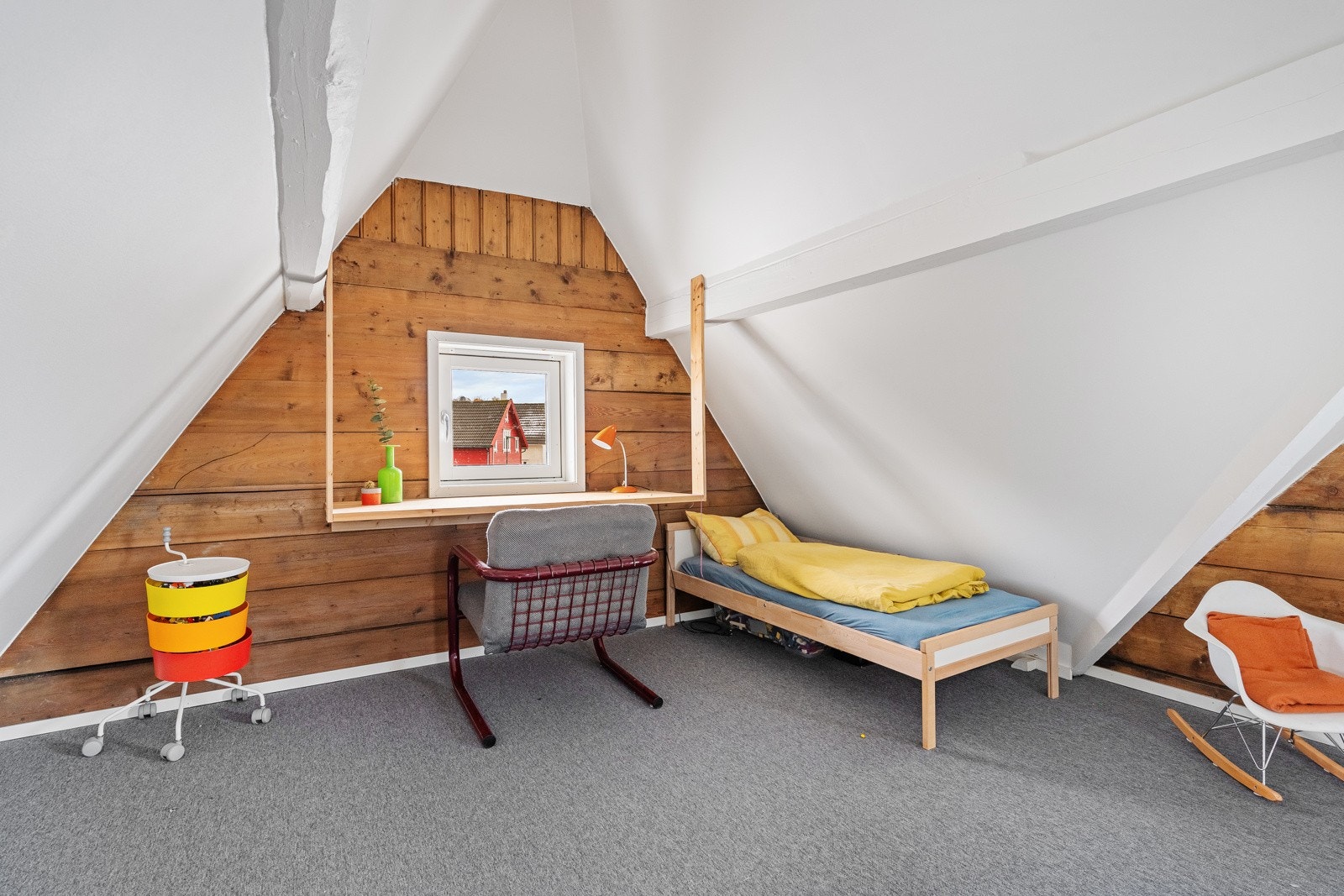 Loftstuen er av god størrelse og kan innredes med flere soner. Galleribilde