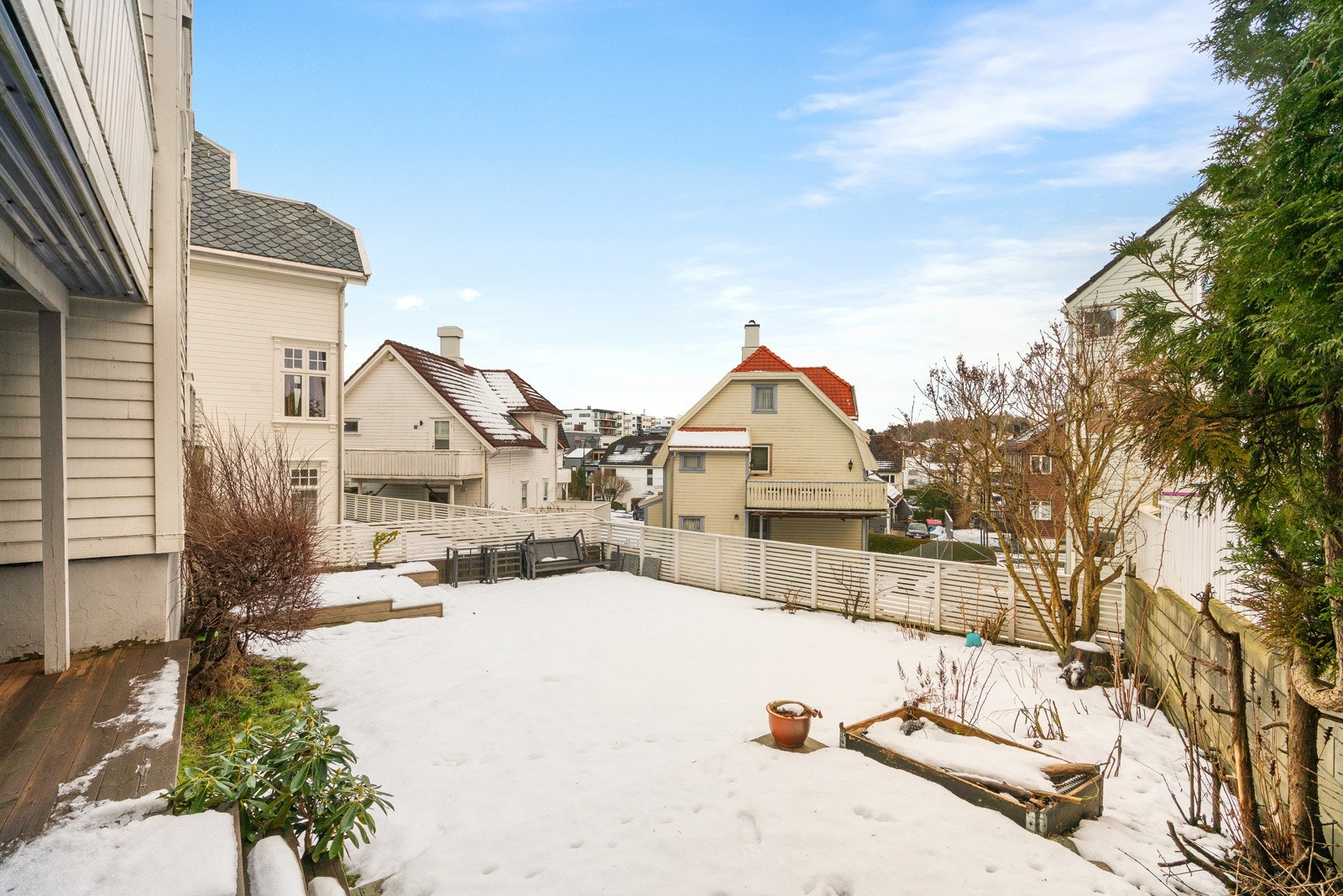 Oppgradert hage: Fantastisk uteområde med planter, blomster og sitteplasser til glede hele året. Galleribilde