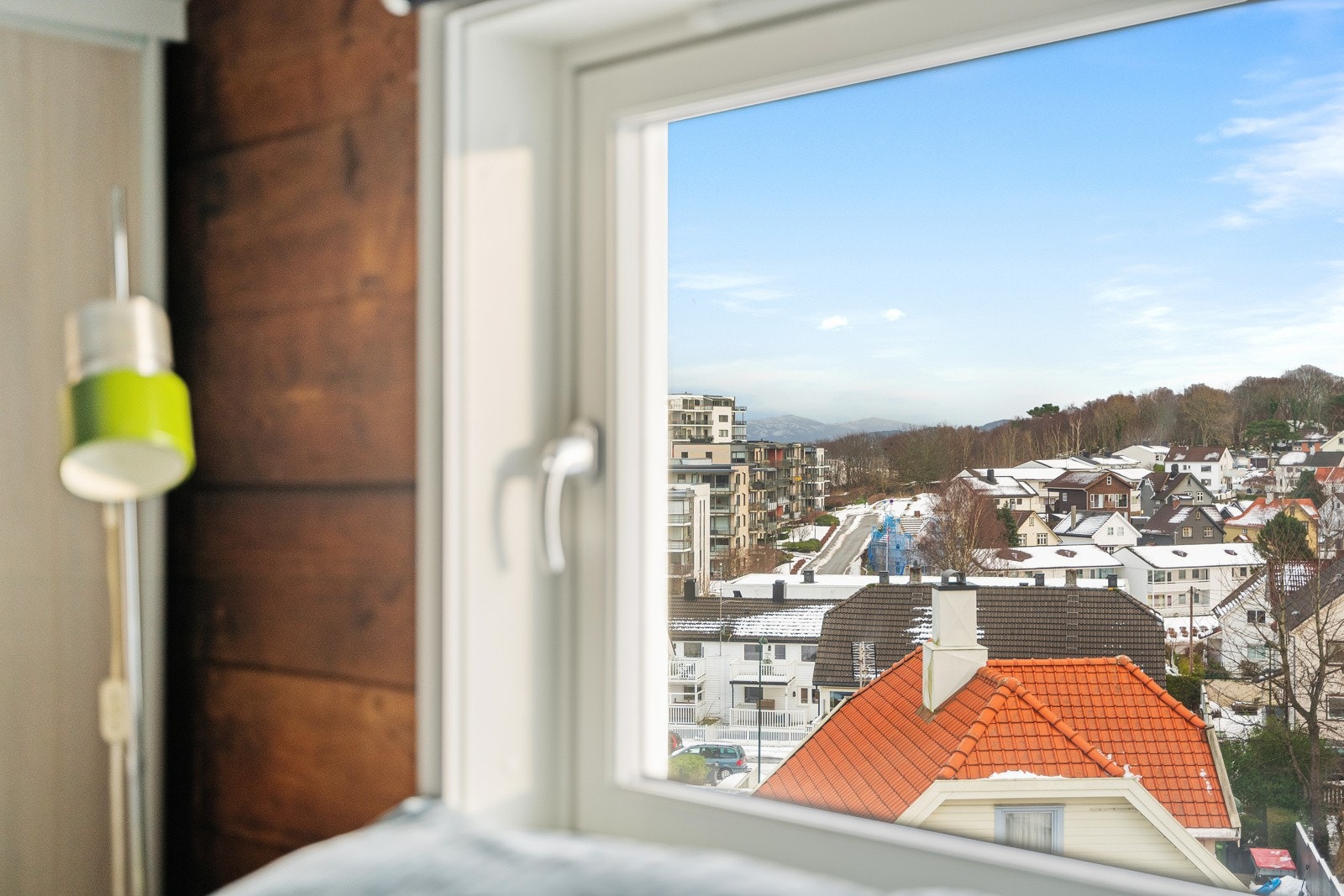 Nyt en fantastisk utsikt over nærområdet fra loftets vindu, hvor du kan oppleve vakre soloppganger og nattehimmelen. Galleribilde