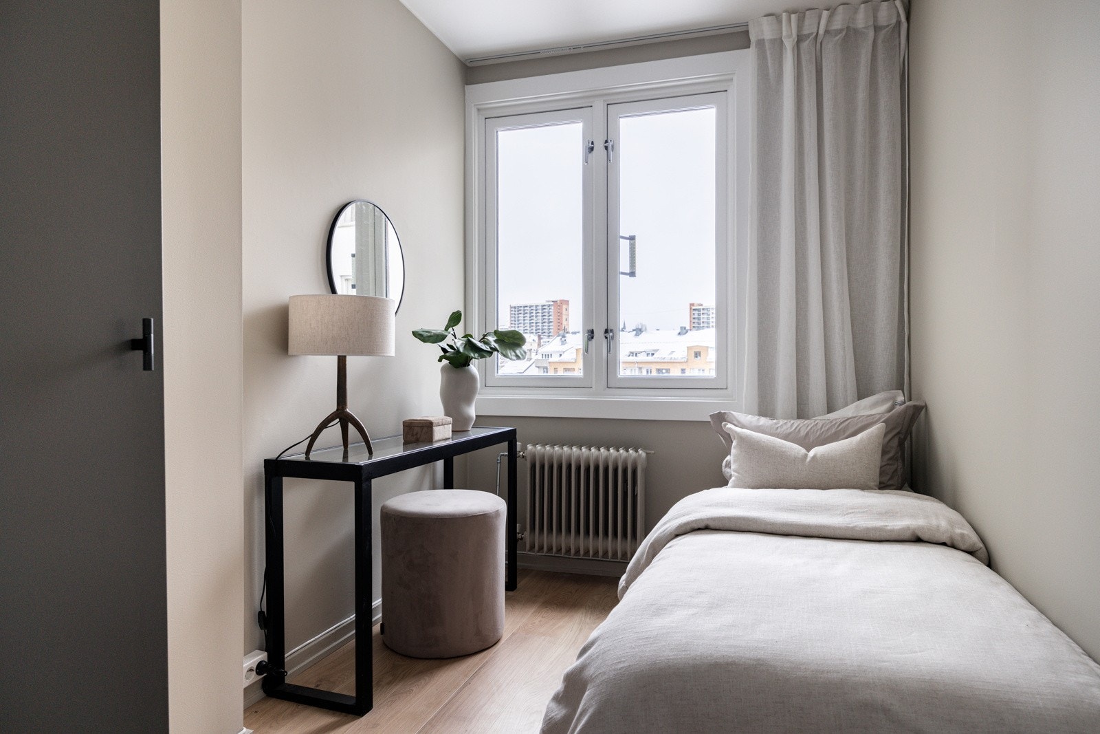 Soverom 2 vender også mot bakgård. Galleribilde