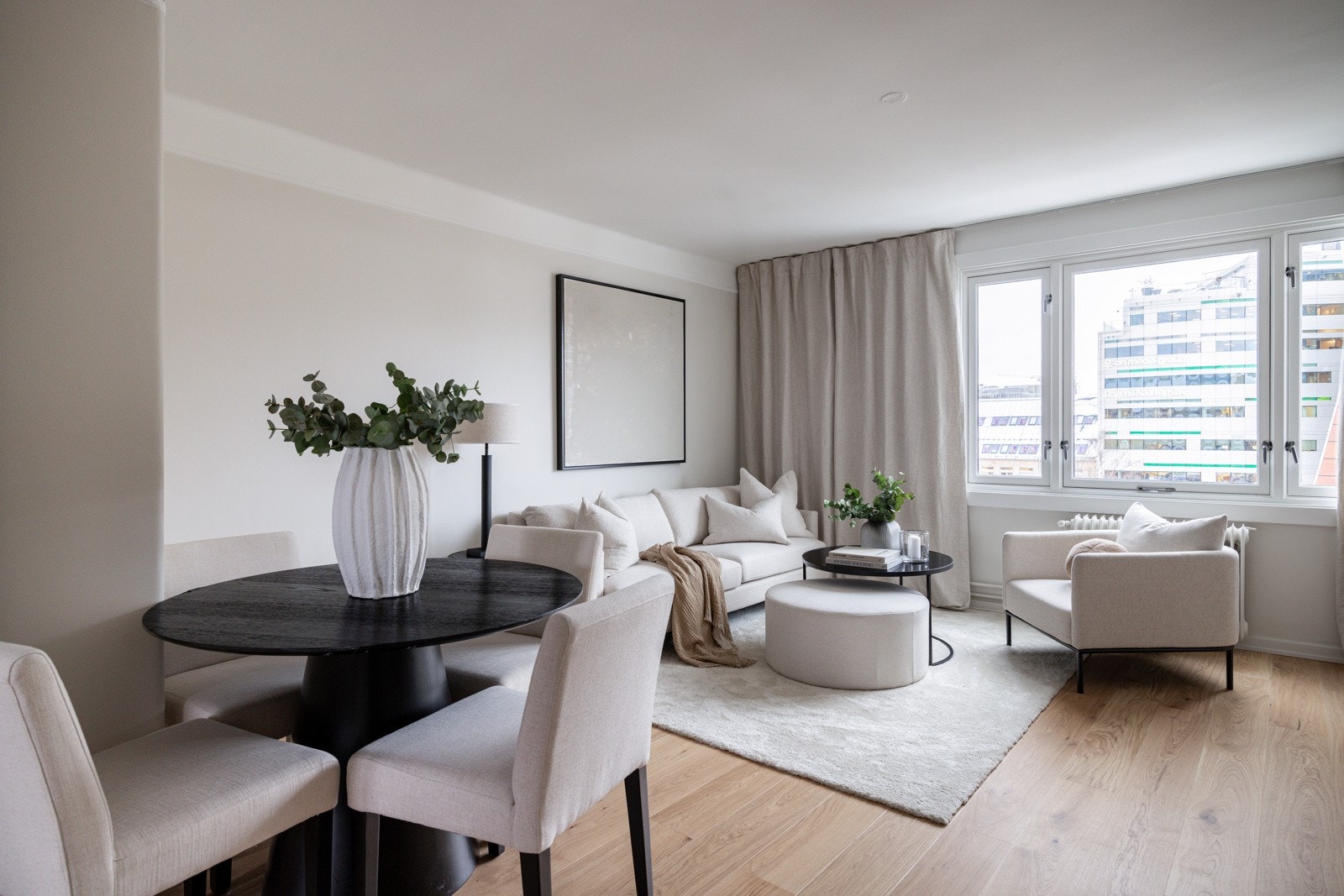 De store vindusflatene og den generøse takhøyden gjør at alle rom oppleves lyse og luftige. Galleribilde