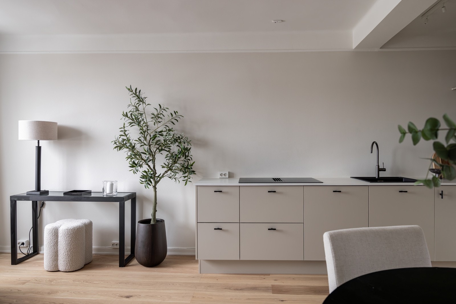 Kjøkkenet ligger i åpen og sosial løsning mot stue og spisestue. Galleribilde