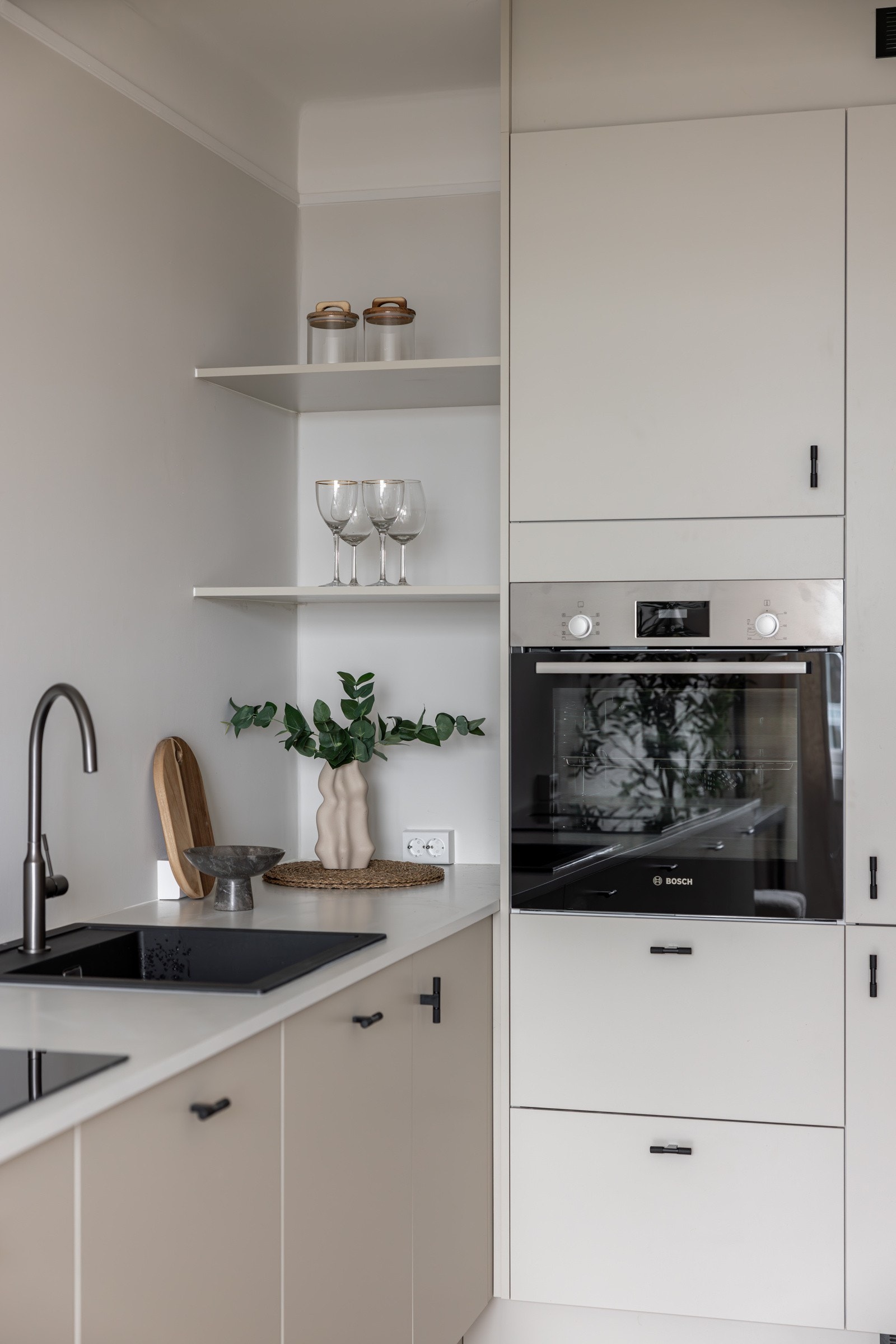 Plassbygde hyller i kjøkkeninnredning for pynt og/eller oppbevaring. Galleribilde