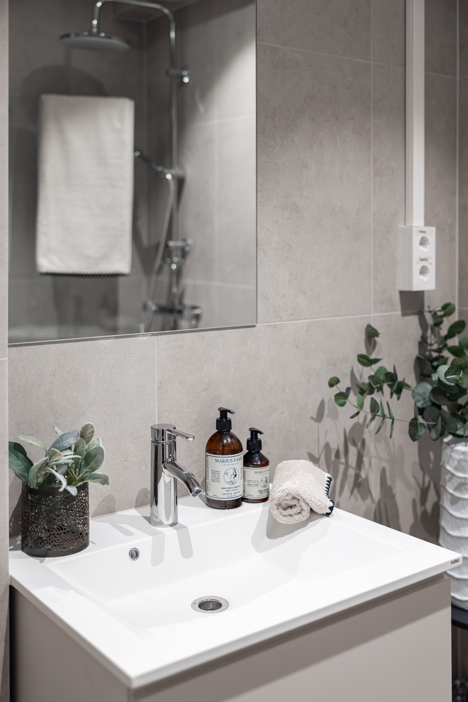 Lekre fliser og påkostede materialvalg. Plassbesparende, innfellbare dusjdører. Galleribilde