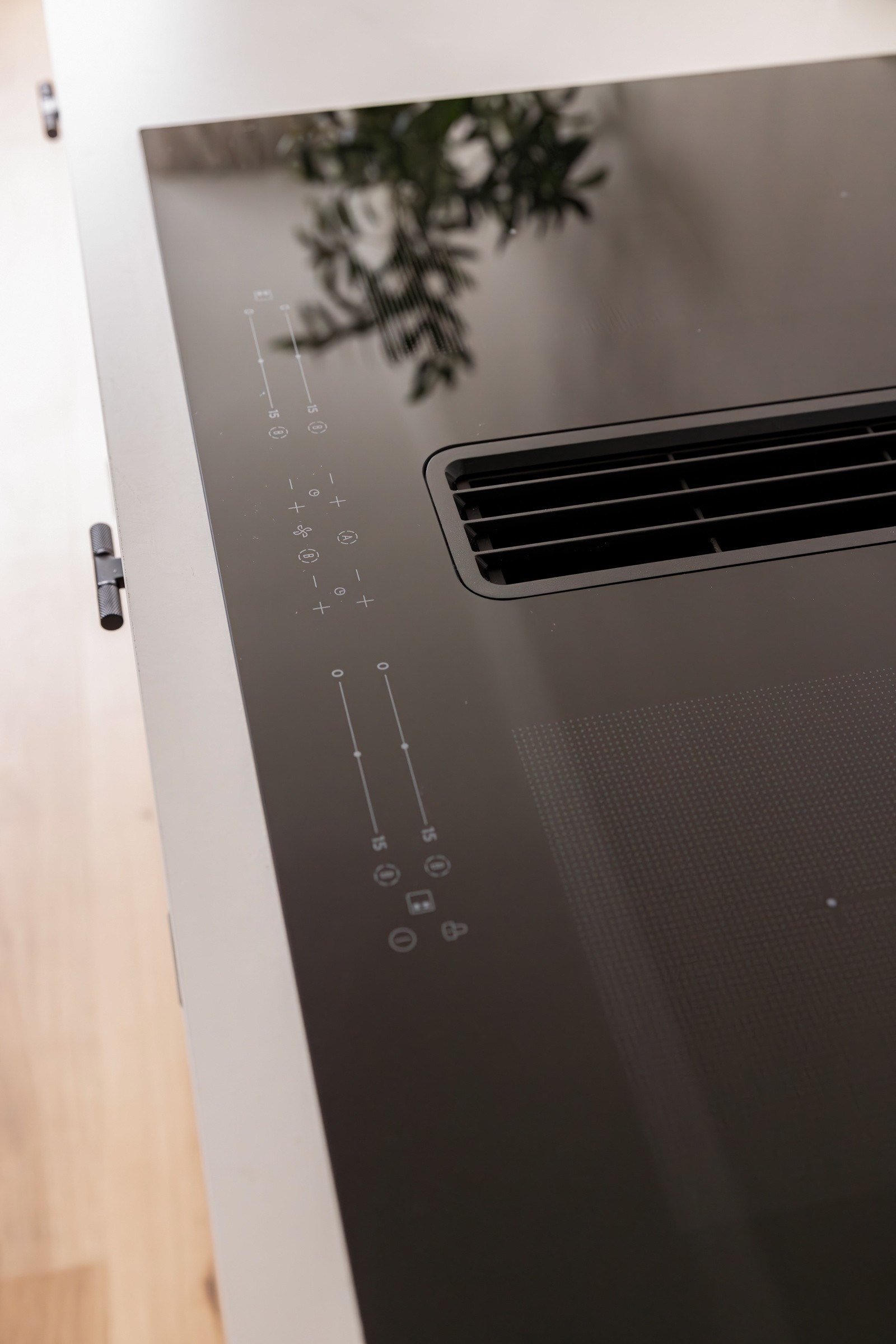 Stilren og påkostet platetopp med integrert ventilator. Galleribilde