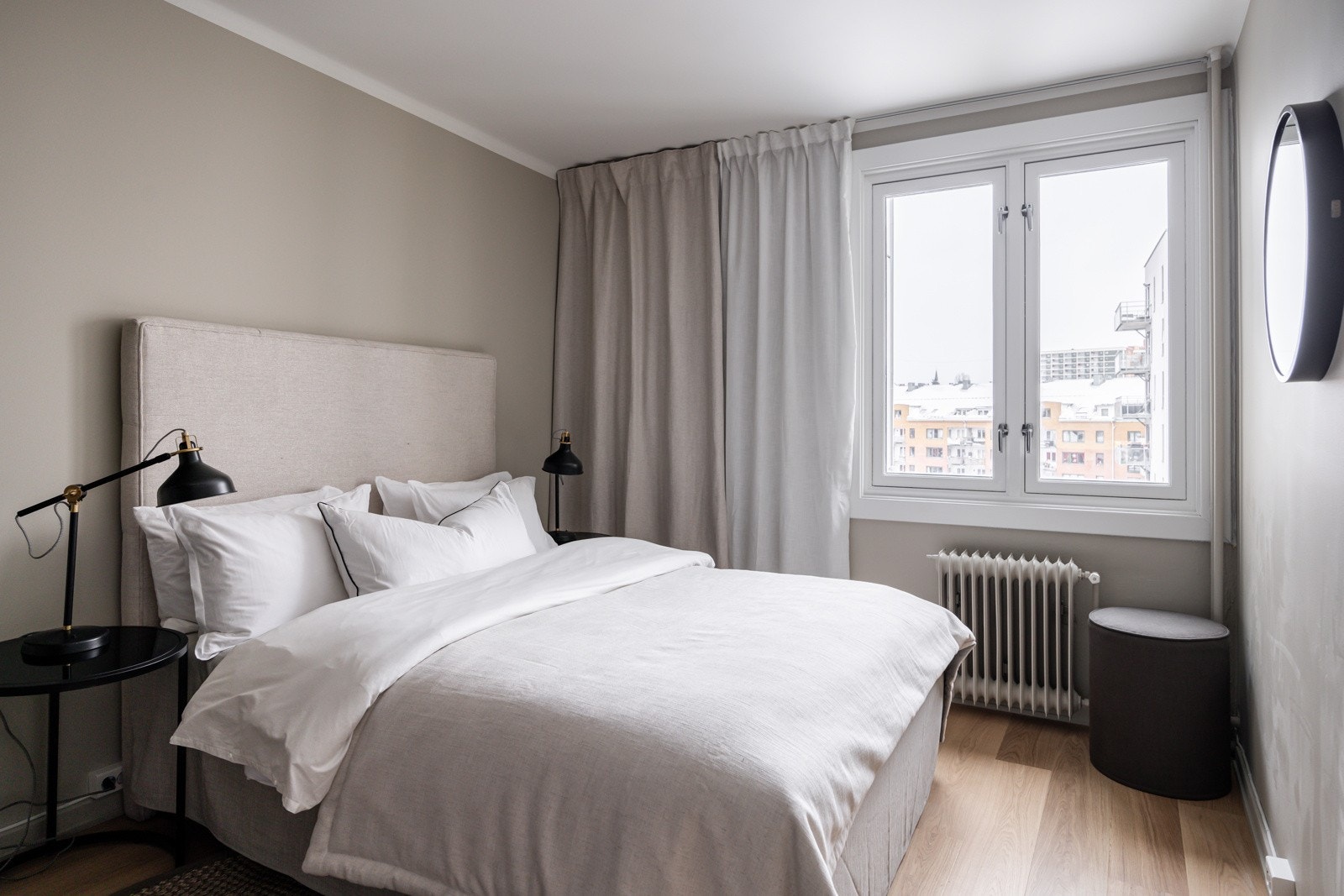 Soverom som vender mot rolig bakgård. Galleribilde