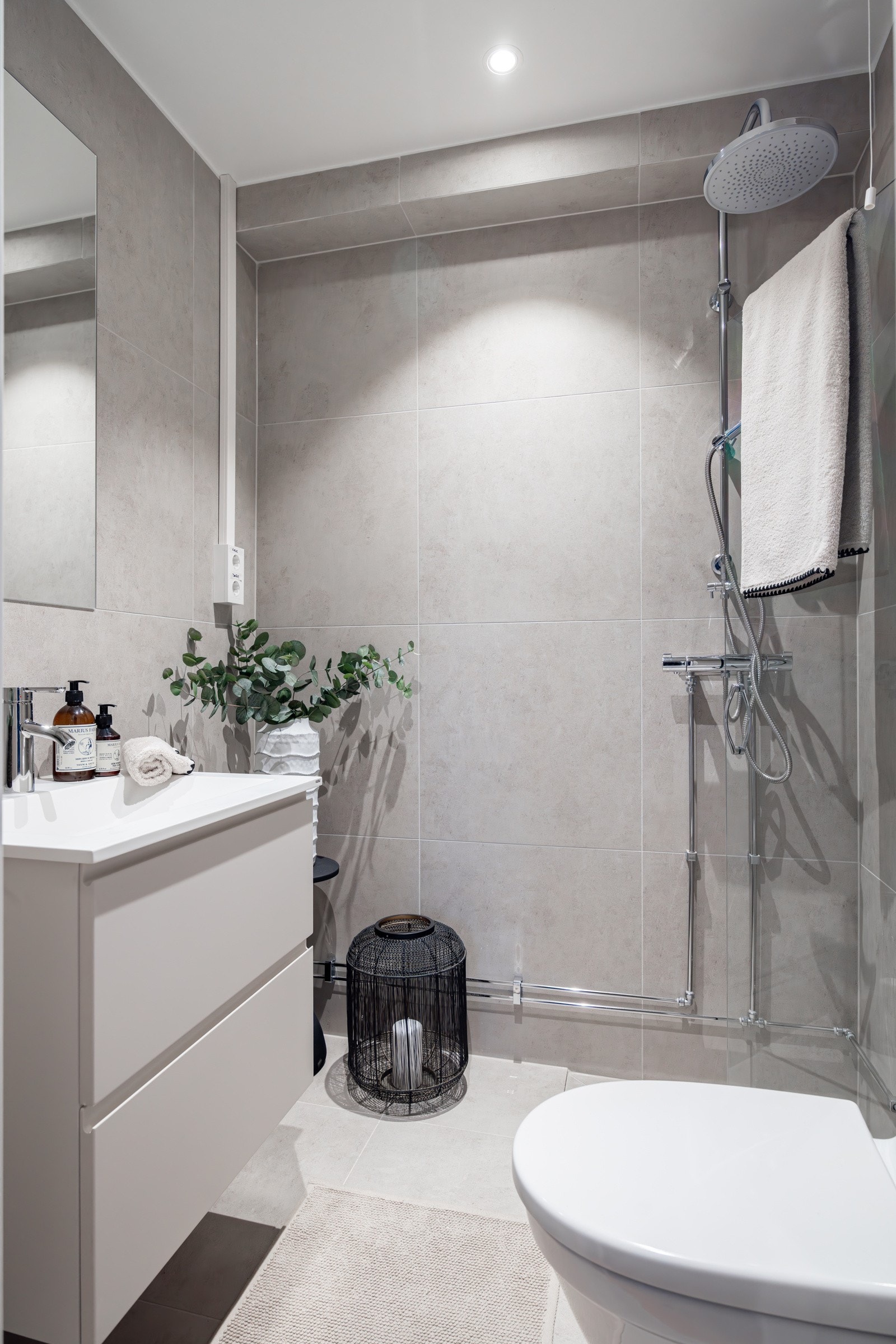 Helt nytt, påkostet baderom med nytt sluk, membran, støp og varmekabler. Opplegg for vaskemaskin og tørketrommel. Dokumentasjon på utført arbeid foreligger. Galleribilde