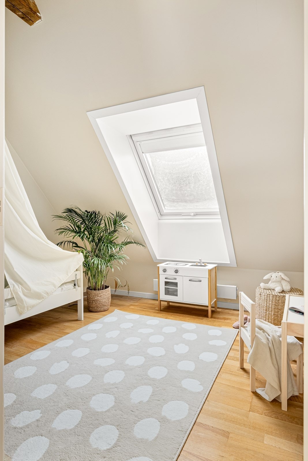 Rommet i loftsetasjen har et takvindu i skråhimlingen og en nisje til garderobe (Loftet er ikke godkjent for varig opphold). Galleribilde