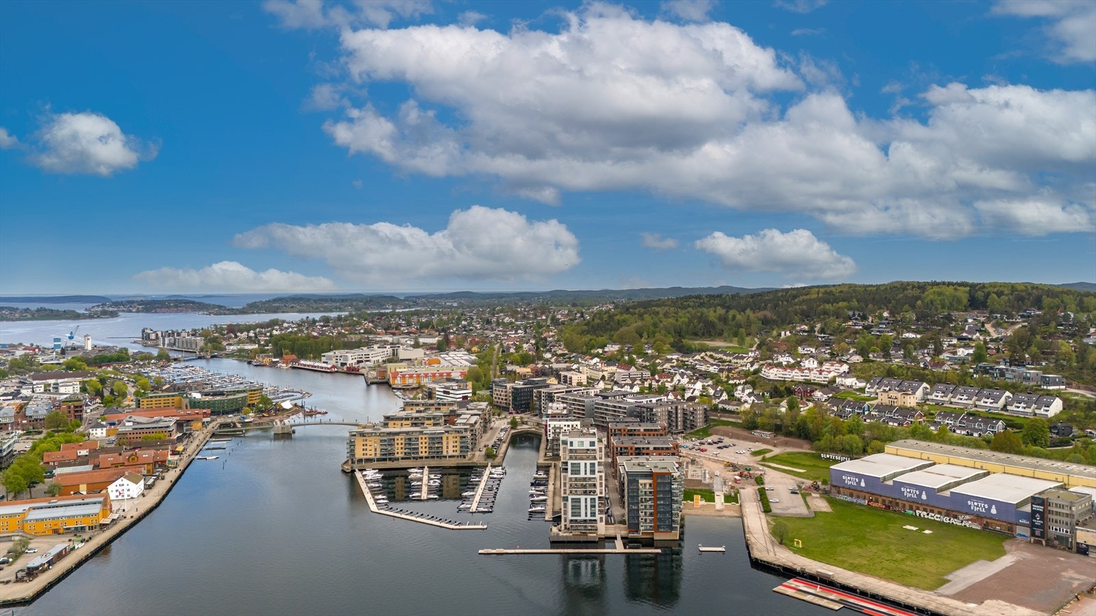 Ellers er Tønsberg en populær by som har sitt absolutte høydepunkt sommerstid, med stor turisme og et yrende folkeliv. Kort gangavstand til Sykehuset i Vestfold. Galleribilde
