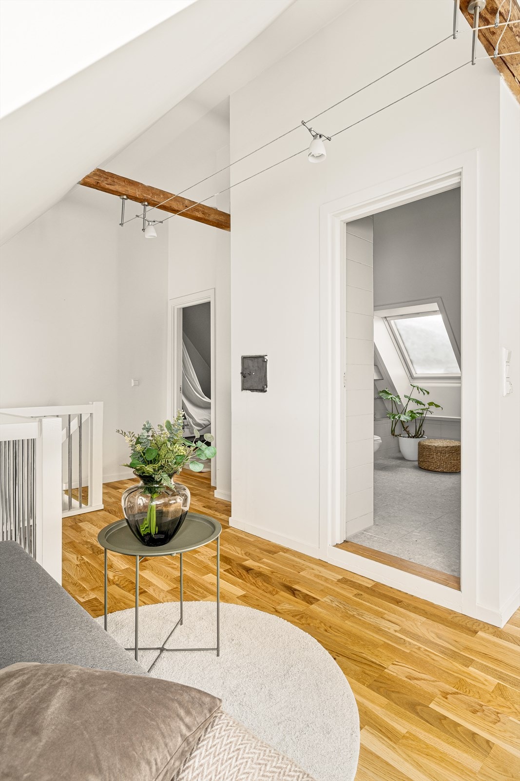 I tredje etasje er det en lys og romslig loftstue, ideell som TV-stue eller ungdomsavdeling. Loftstuen fikk nytt parkettgulv i 2022 og har fire takvinduer i den hvitmalte skråhimlingen. (Loftet er ikke godkjent for varig opphold). Galleribilde