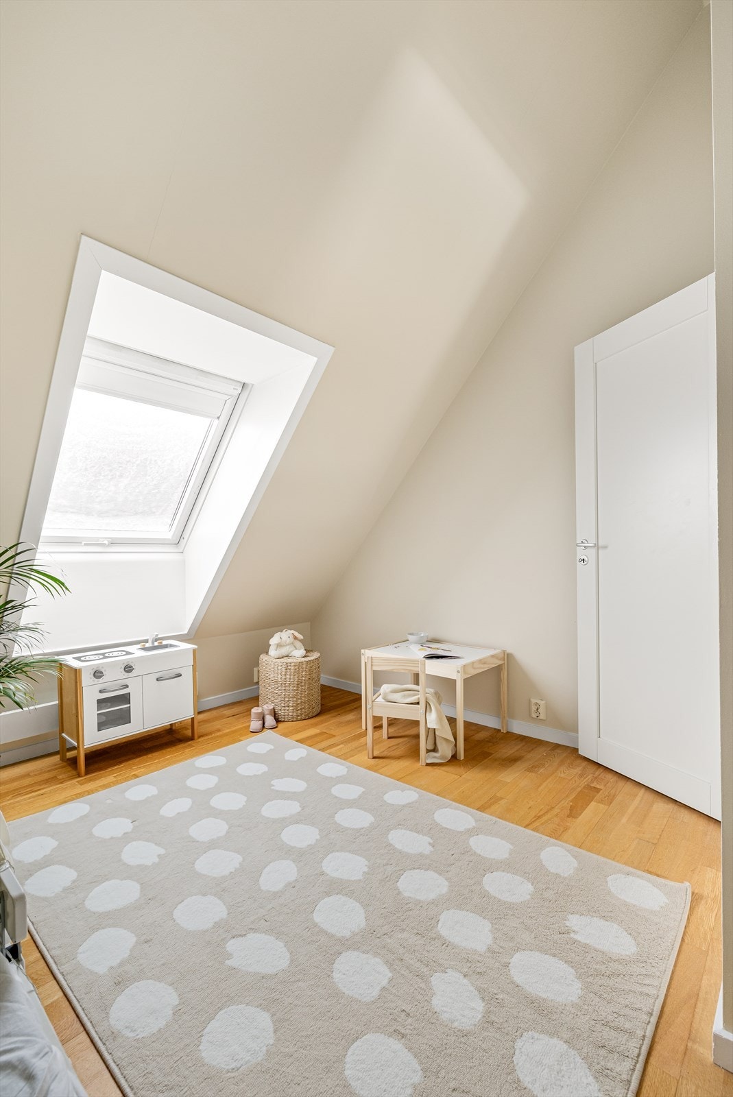 I tillegg finnes lagringsmuligheter i en bod under trappen i andre etasje, en bod i loftsetasje og en utebod på ca. 2 kvm (Loftet er ikke godkjent for varig opphold). Galleribilde