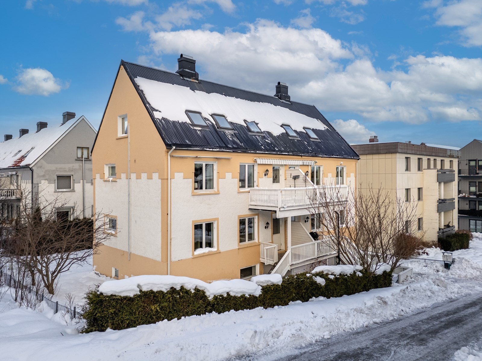 Lys og luftig selveierleilighet med solrik balkong | Peisovn | Utebod og parkeringsplass | Kort vei til alt! Galleribilde