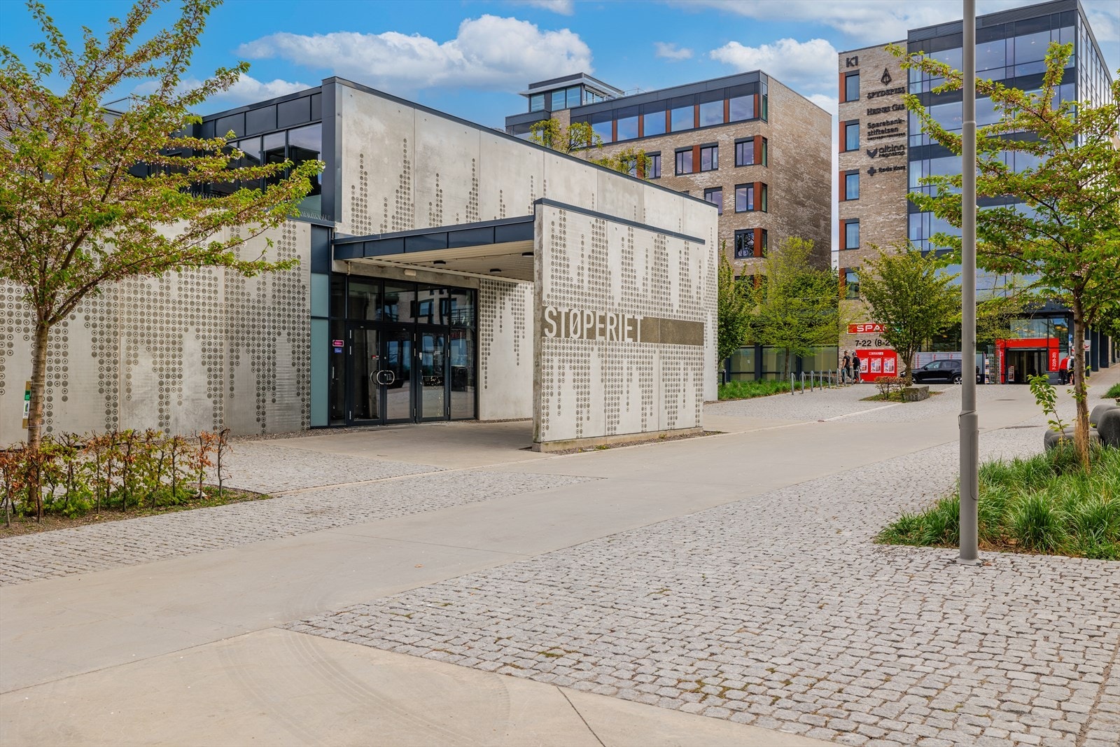 Dagligvarehandelen kan gjøres ved bl.a. Spar Kaldnes, Rema 1000 og Meny Teie. Galleribilde