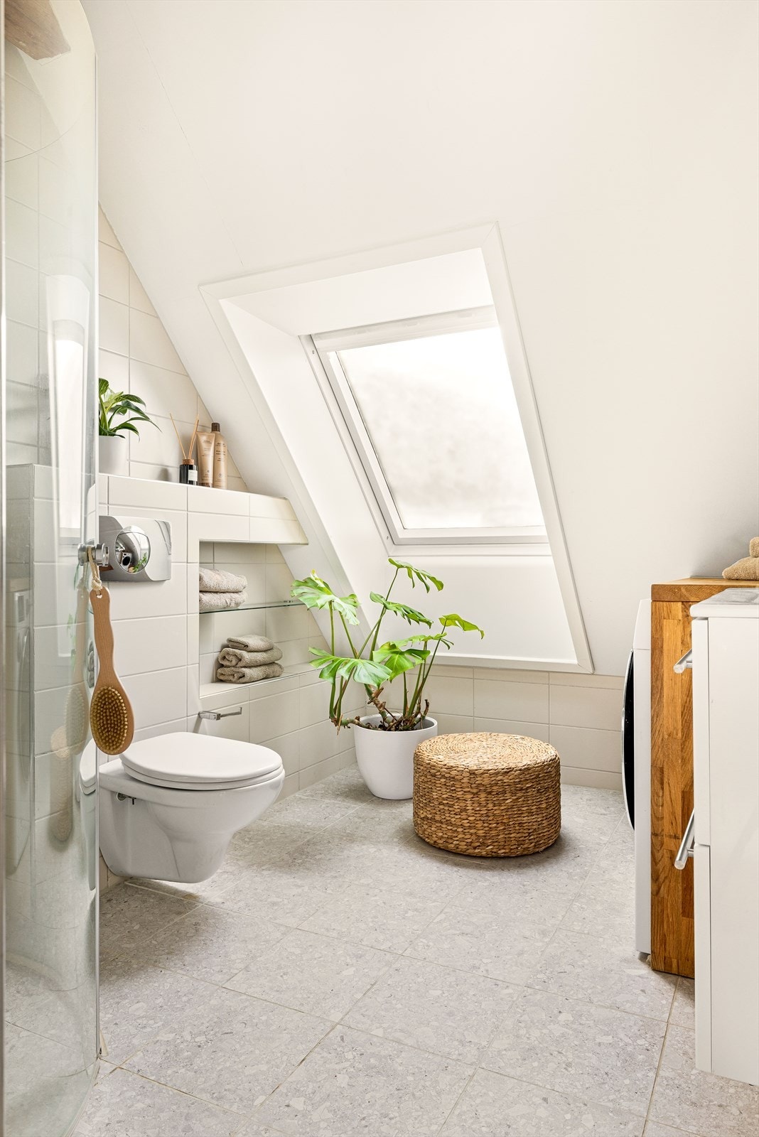 Badet ble totalrenovert i 2009 og oppgradert i 2022 med nye, lysegrå gulvfliser lagt over de gamle. (Loftet er ikke godkjent for varig opphold). Galleribilde