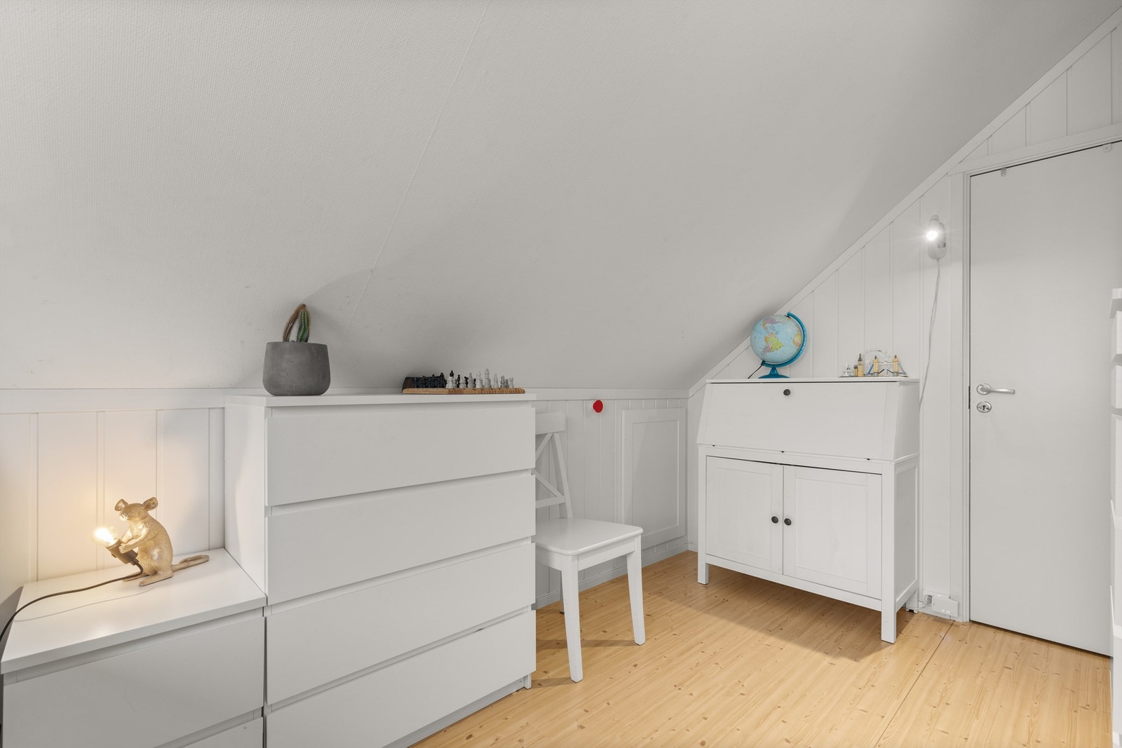 Det er også to kneloft for ytterligere oppbevaring Galleribilde