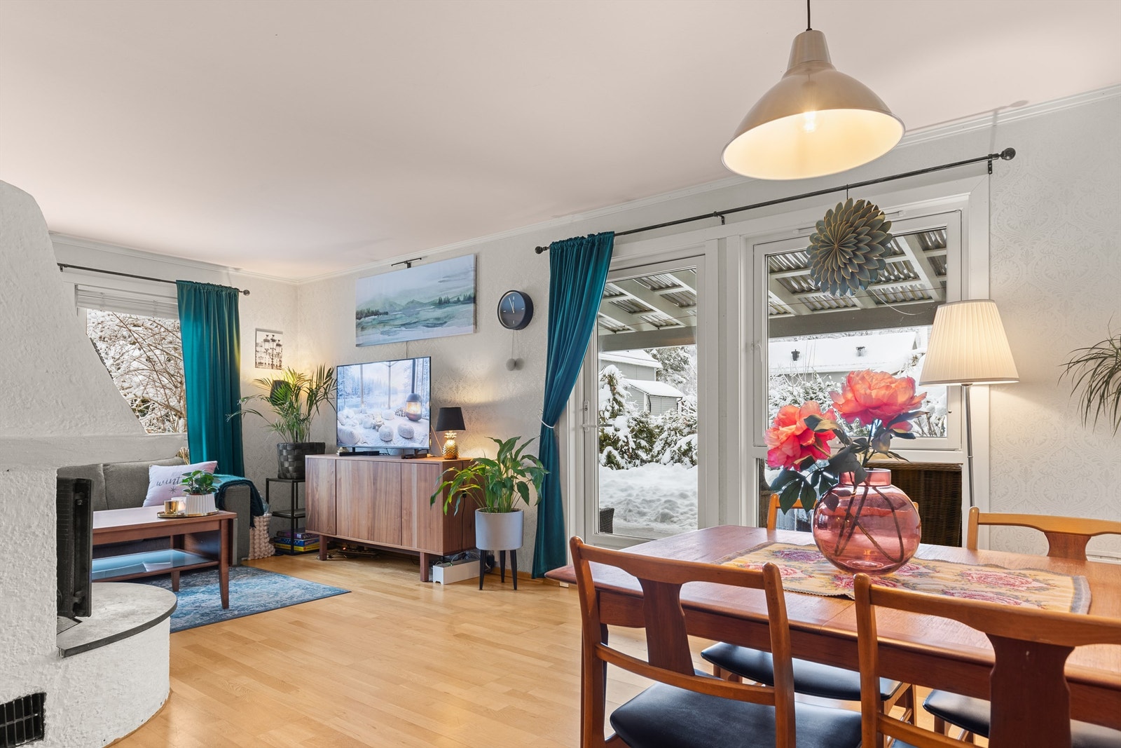 Boligens 1. etasje inneholder entré, bad, stue og kjøkken. Galleribilde