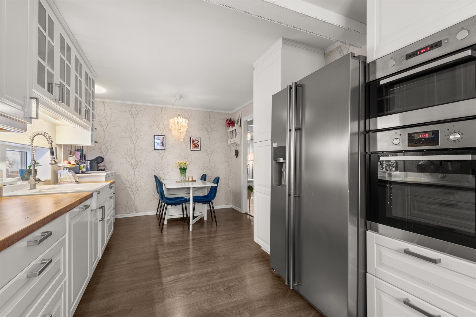 Her er det masse oppbevaringsplass i både skuffer og skap, og det er rikelig med benkeplass til å diske opp lekre retter Galleribilde